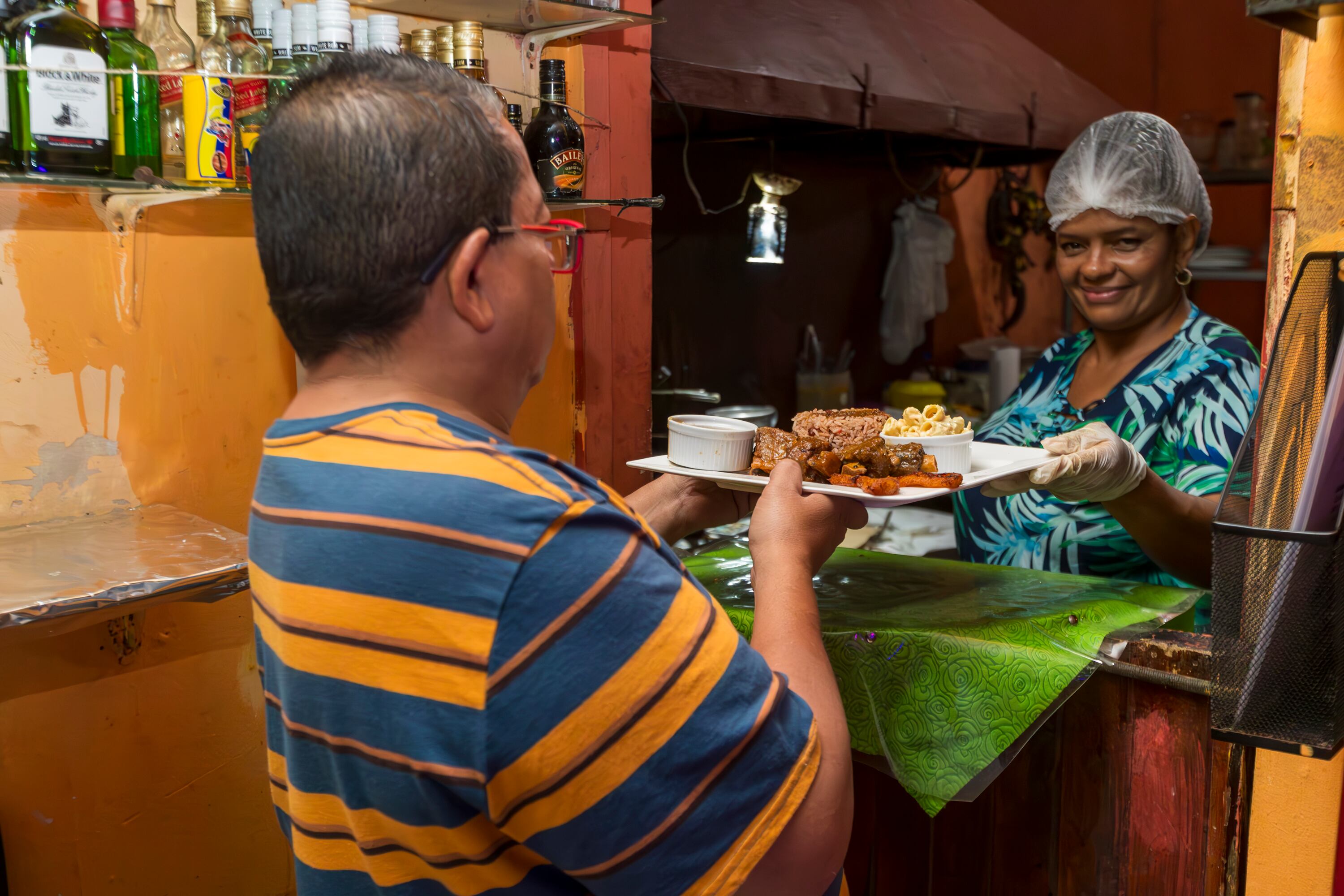 21/12/2023, San José, Barrio González Laman, entrevista con Corina Knyght Barrera y Sergio Torres Salazar, creadores del Bar Restaurante Los Tucanes, donde hacen el Rice and Beans con Raabo mas delicioso del país.