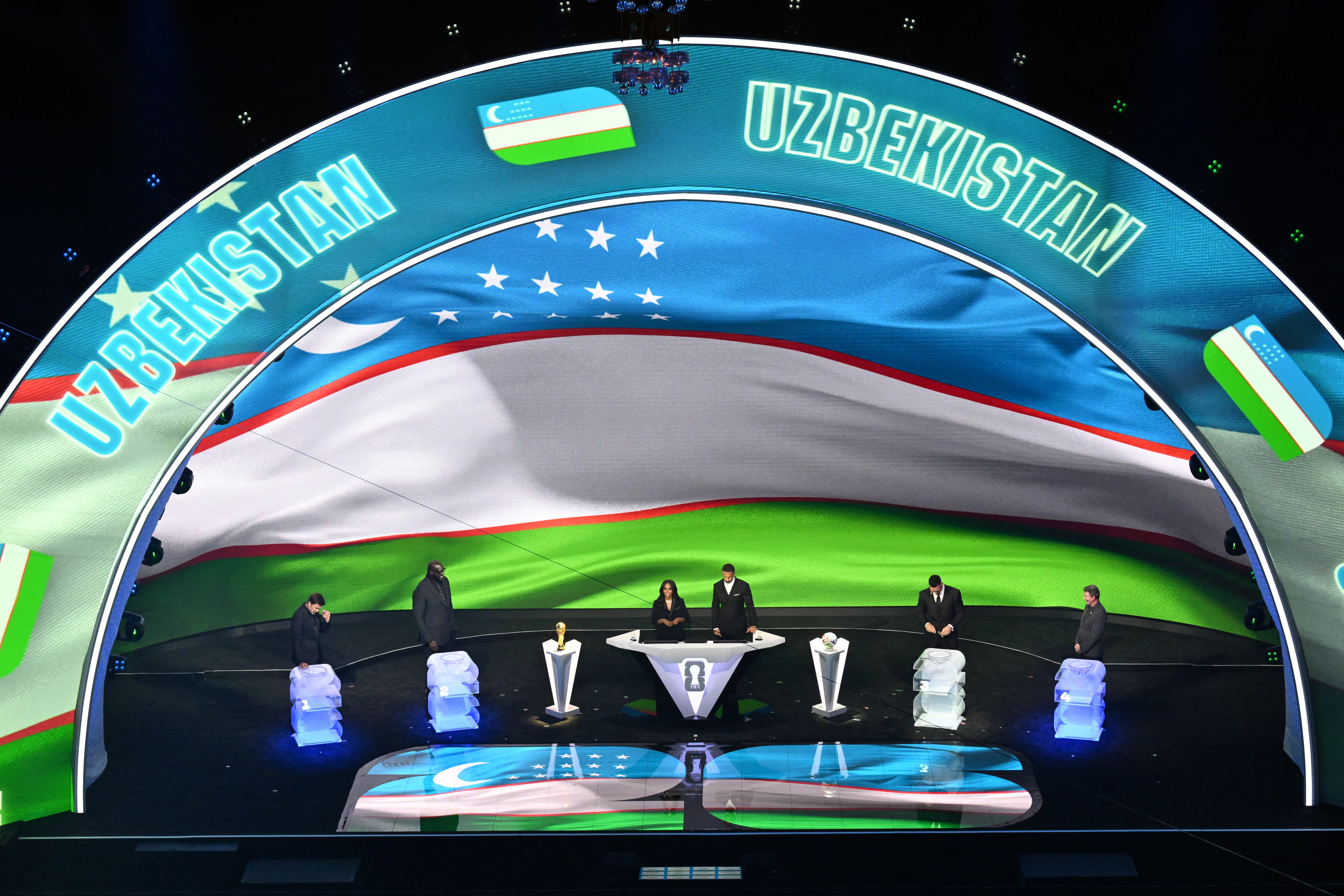 La bandera de Uzbekistán aparece en el Kennedy Center de Washington DC, durante el sorteo para los grupos del Mundial 2026 el pasado 5 de diciembre.