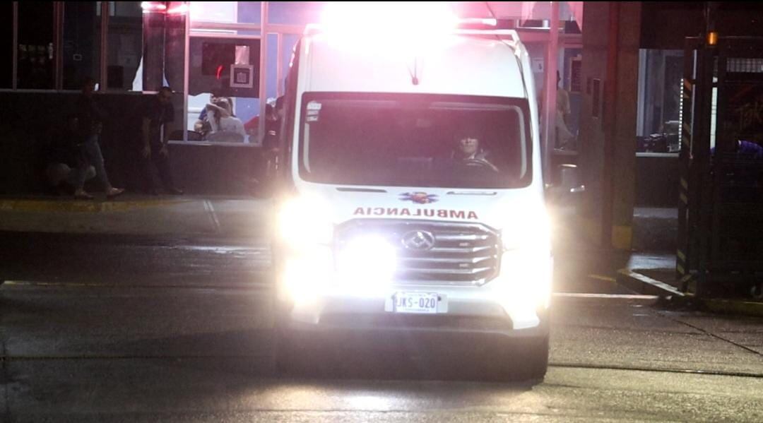 El oficial herido fue trasladado primero al Hospital de Guápiles y luego al Calderón Guardia en San José, donde permanece crítico. Foto: Reiner Montero.