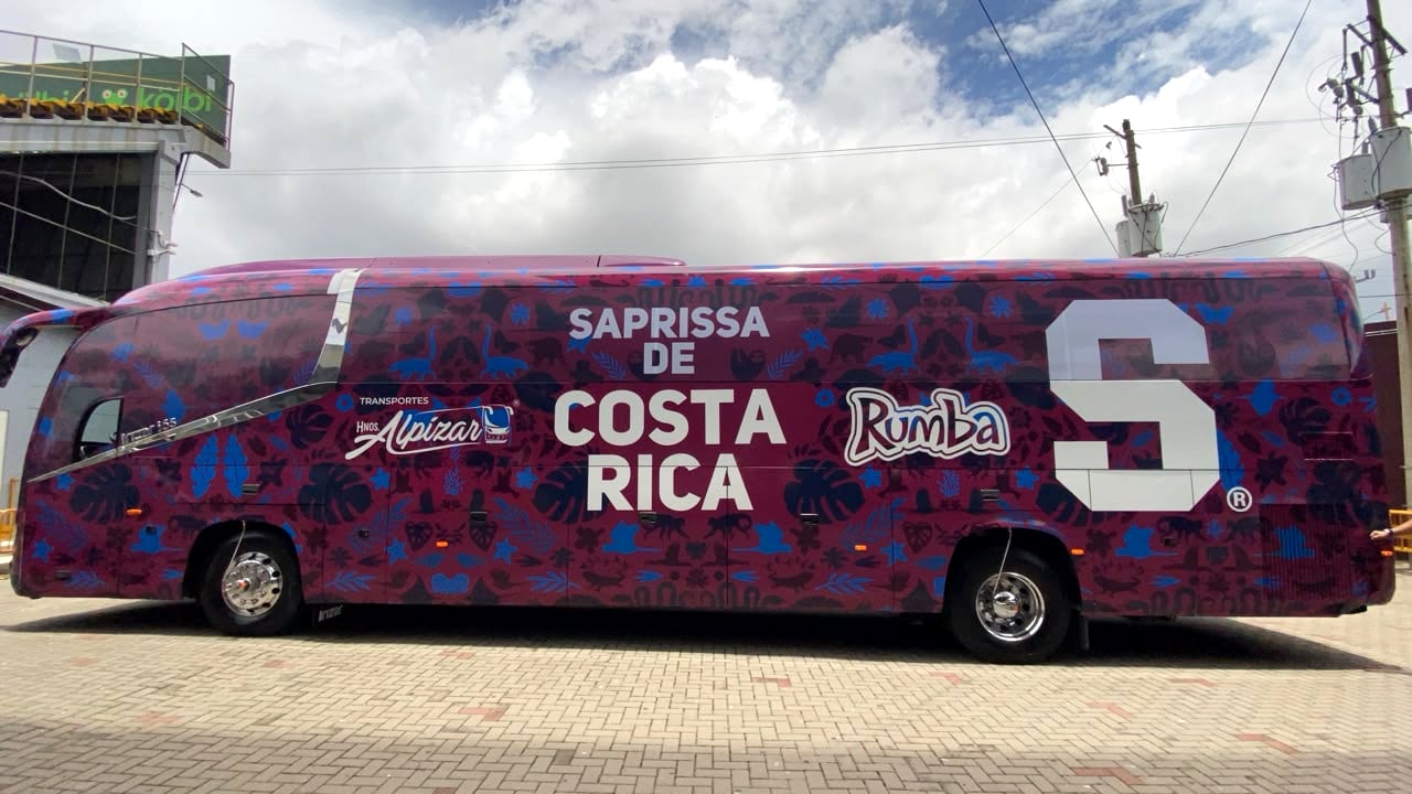 Saprissa mostro el diseño del autobus que traslada al equipo