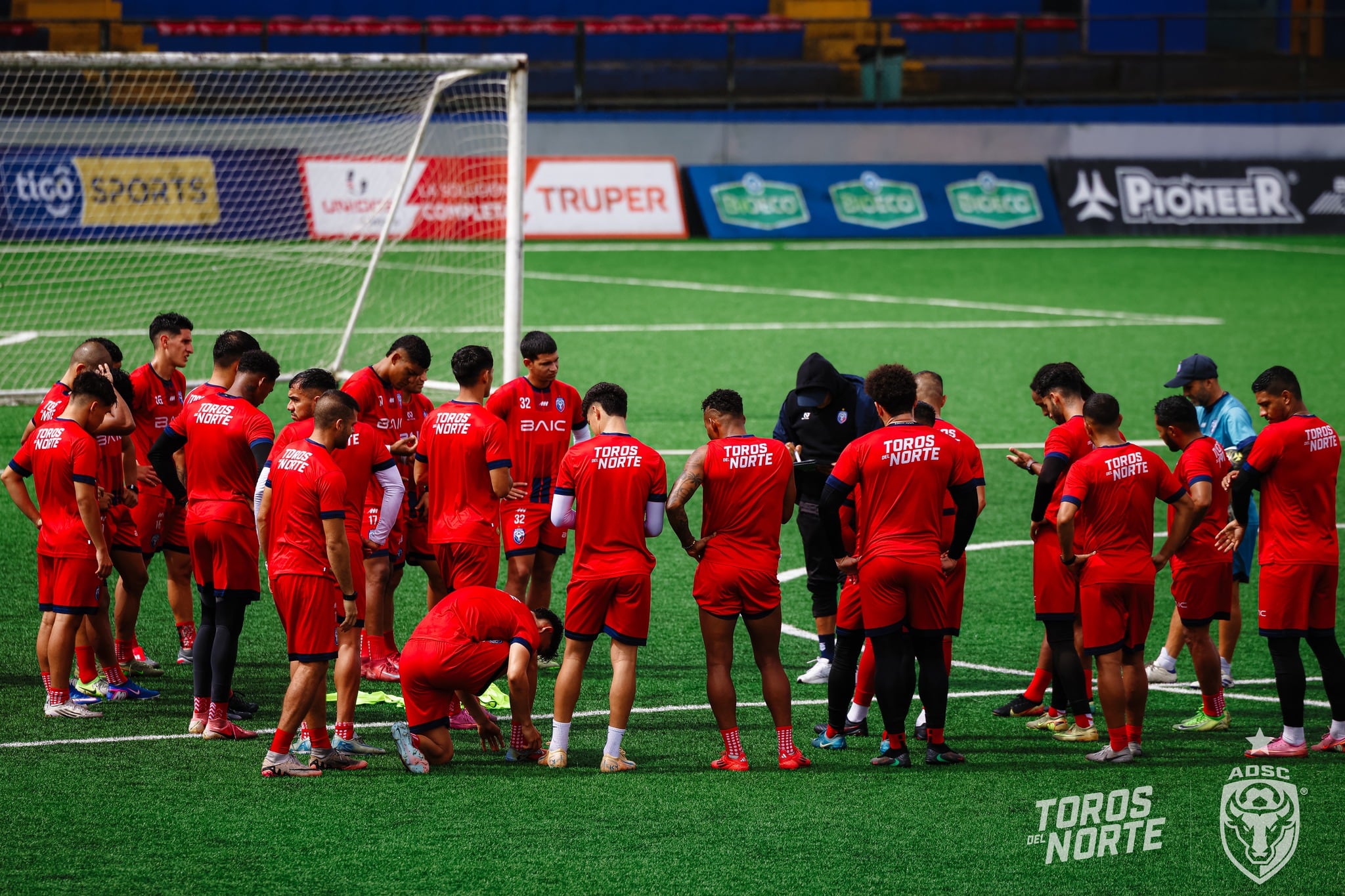 Los jugadores de San Carlos se preparan para una 'final' contra Guadalupe.
