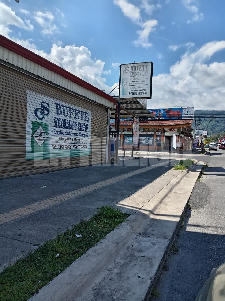 Carlos Manuel Solórzano Campos, detenido con fines de extradición este jueves 26 de marzo, tenía un bufete de abogado en Ciudad Neily. El rótulo incluye el nombre del penalista José Miguel Villalobos.