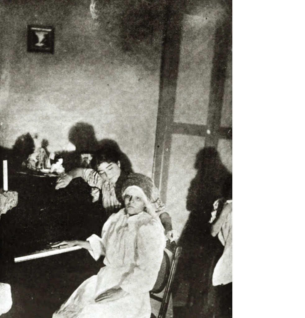 La página Del pasado y del presente, del historiador Iván Molina, muestra esta foto y detalla: Ofelia Corrales con el fantasma de Mary Brown (María Luisa Andrade). Annales des Sciences Psychiques, Paris, 21: 3-4 (Février, 1911), 43.