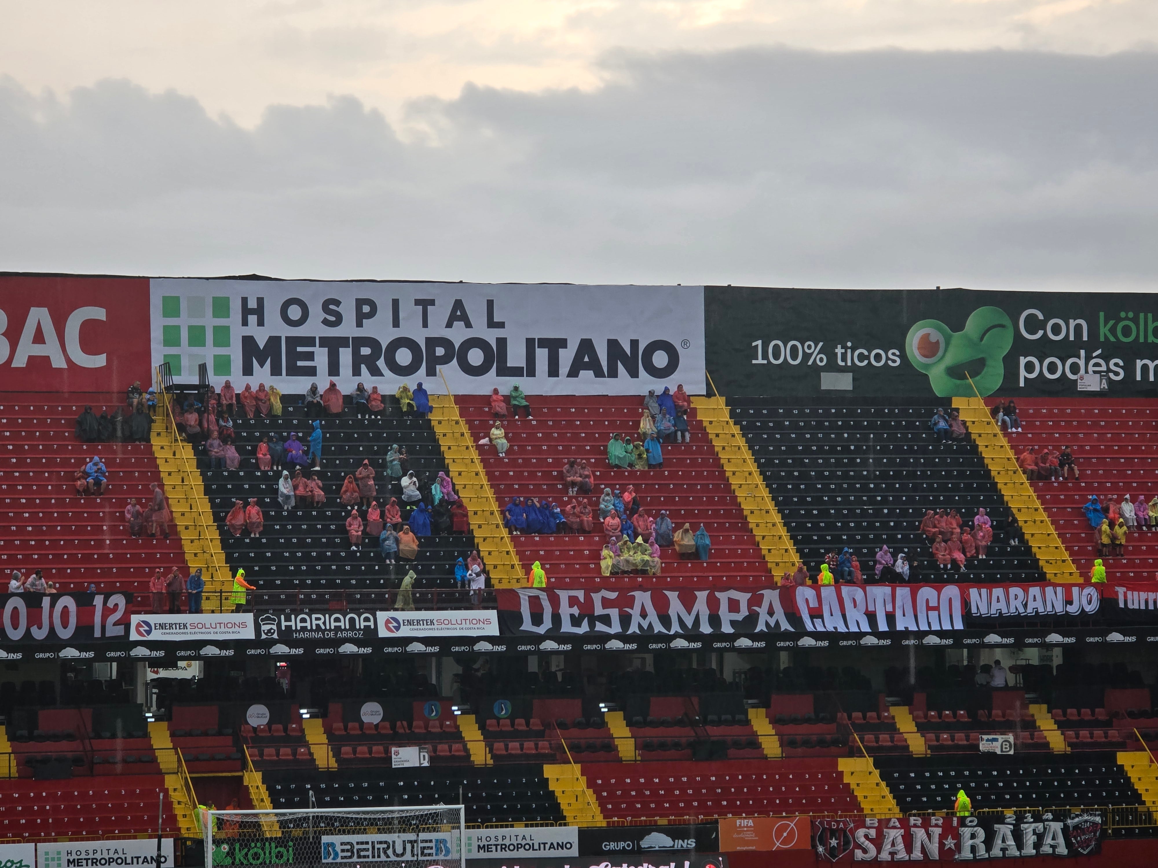 Ellos son los primeros aficionados que ingresaron al Estadio Alejandro Morera Soto, dos horas antes del partido entre Alajuelense e Inter San Carlos.