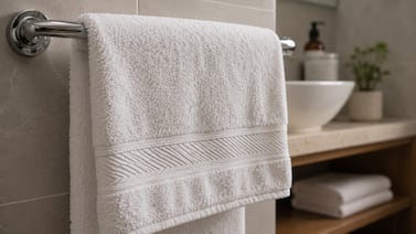 Para qué sirve la franja de las toallas de baño: la razón no es estética