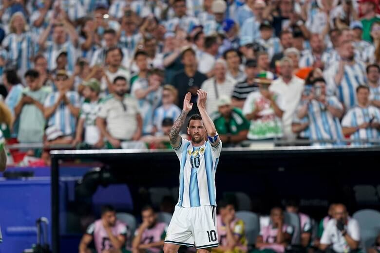 Lionel Messi saluda a los aficionados luego de su histórico hat trick en el partido de Argentina y Argelia por el Mundial 2026.