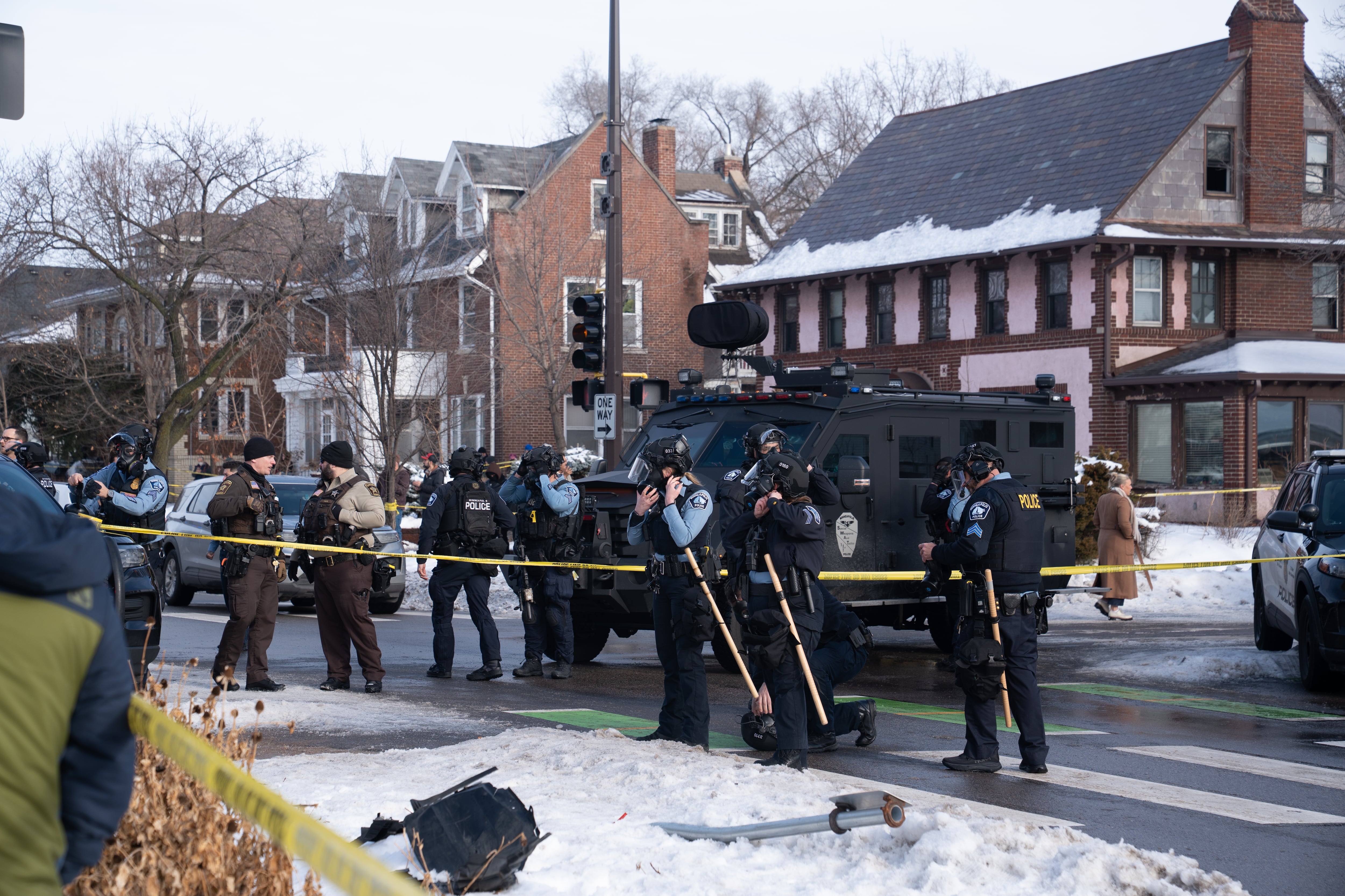 Minneapolis, Minnesota, Estados Unidos, 07 enero 2026 Las fuerzas del orden cierran la vía tras la muerte de Renee Good, abatida a tiros por un agente del ICE.