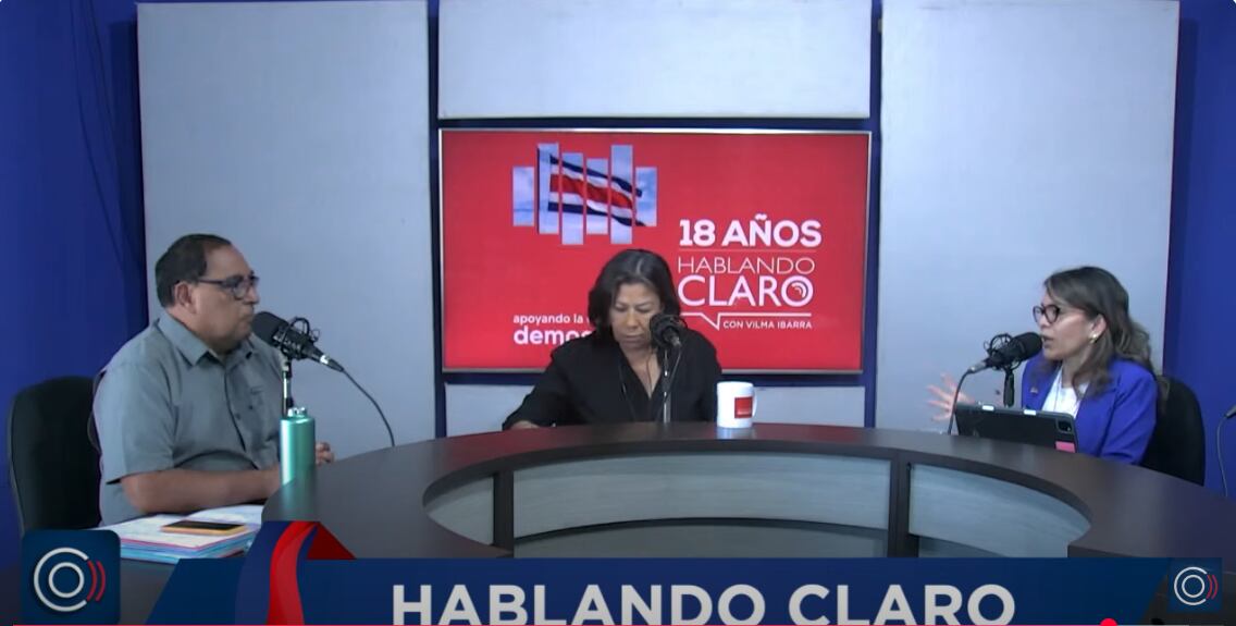 Tres personas. De izquierda a derecha: el periodista Boris Ramírez, la periodista Vilma Ibarra y la jefa de auditoría del ICE, Sofía Machuca.