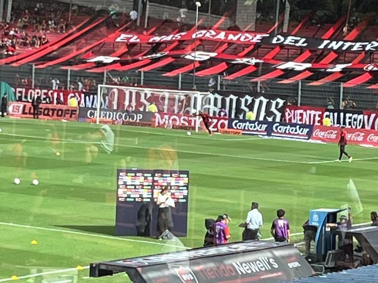 Keylor Navas realizó ejercicios de calentamiento previo al duelo entre Newell's y Defensa y Justicia.