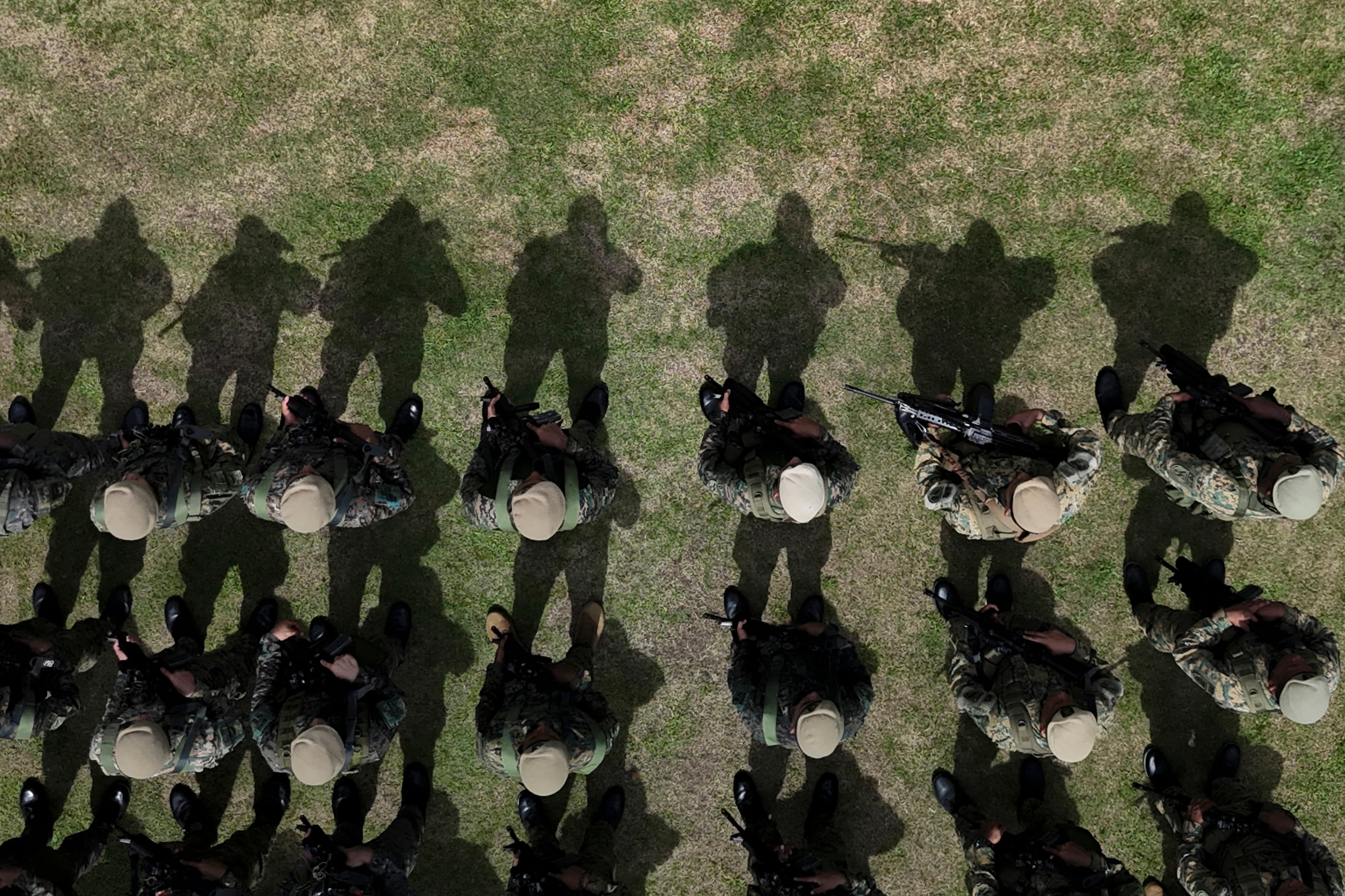 En esta vista aérea, miembros del Servicio Nacional de Fronteras de Panamá (SENAFRONT) montan guardia durante una formación previa al inicio de la "Operación Escudo de Acero Fase 5" en la base militar Meteti, en la provincia de Darién, Panamá, el 9 de agosto de 2026, mientras un helicóptero sobrevuela la zona. Panamá reforzó su frontera con Colombia el 9 de agosto de 2026, tras los ataques ocurridos el primer día de la administración del presidente colombiano Abelardo de la Espriella, según anunció el gobierno panameño. El gobierno había descartado recientemente la posibilidad de incursiones en su territorio por parte de grupos irregulares colombianos.