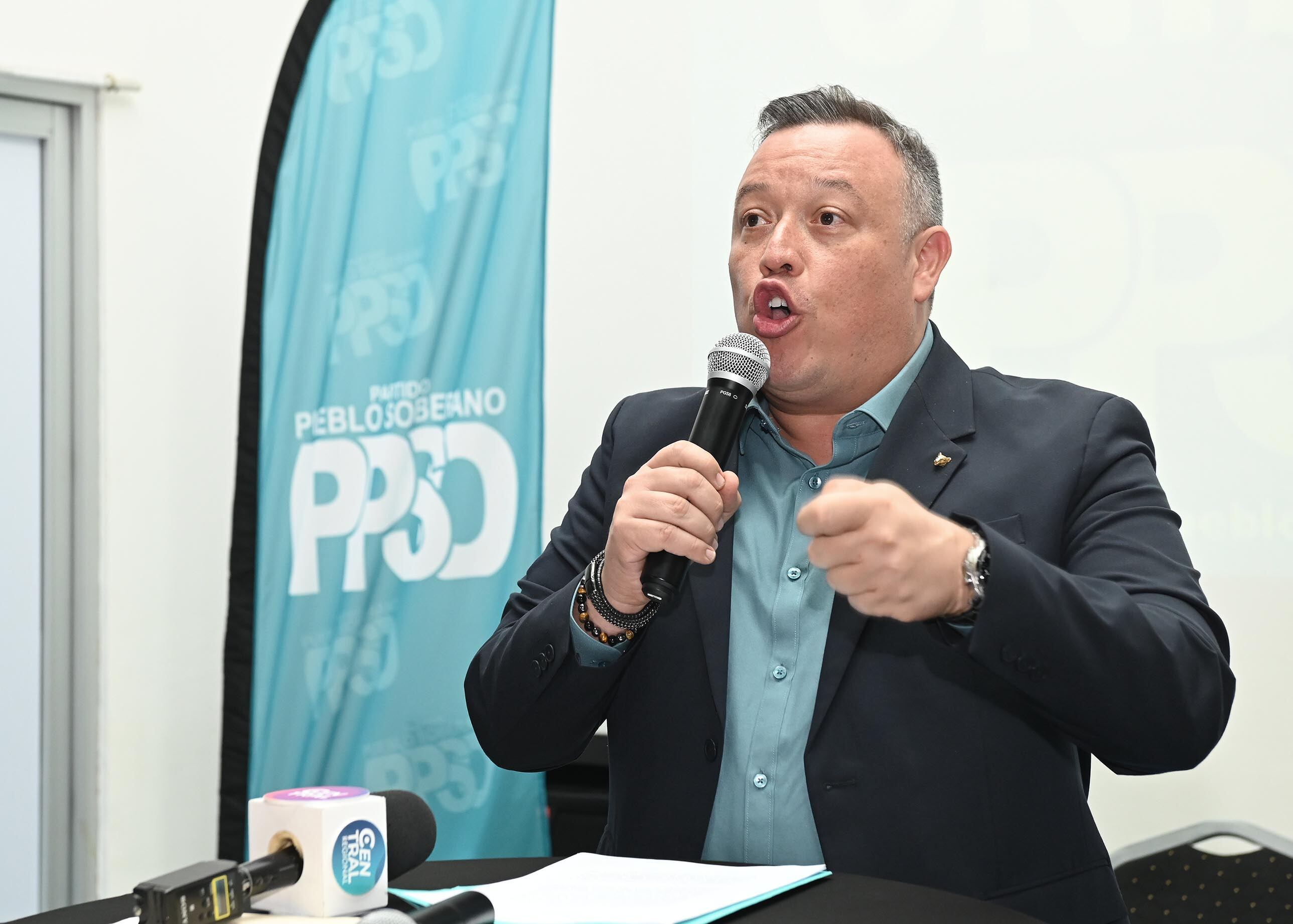 01 de junio del 2025. Auditorio del Grupo Moreno en Pavas. 11:00 hrs. Dirigentes y delegados del Partido Pueblo Soberano eligieron al exministro Francisco Gamboa como secretario general. En una asamblea realiada en el salón de eventos Grupo Moreno y con la presencia de 63 delegados se llevó a cabo la elección poco después del mediodía. En la foto: Francisco Gamboa es recibido por los simpatizantes del partido. Foto: Albert Marín.