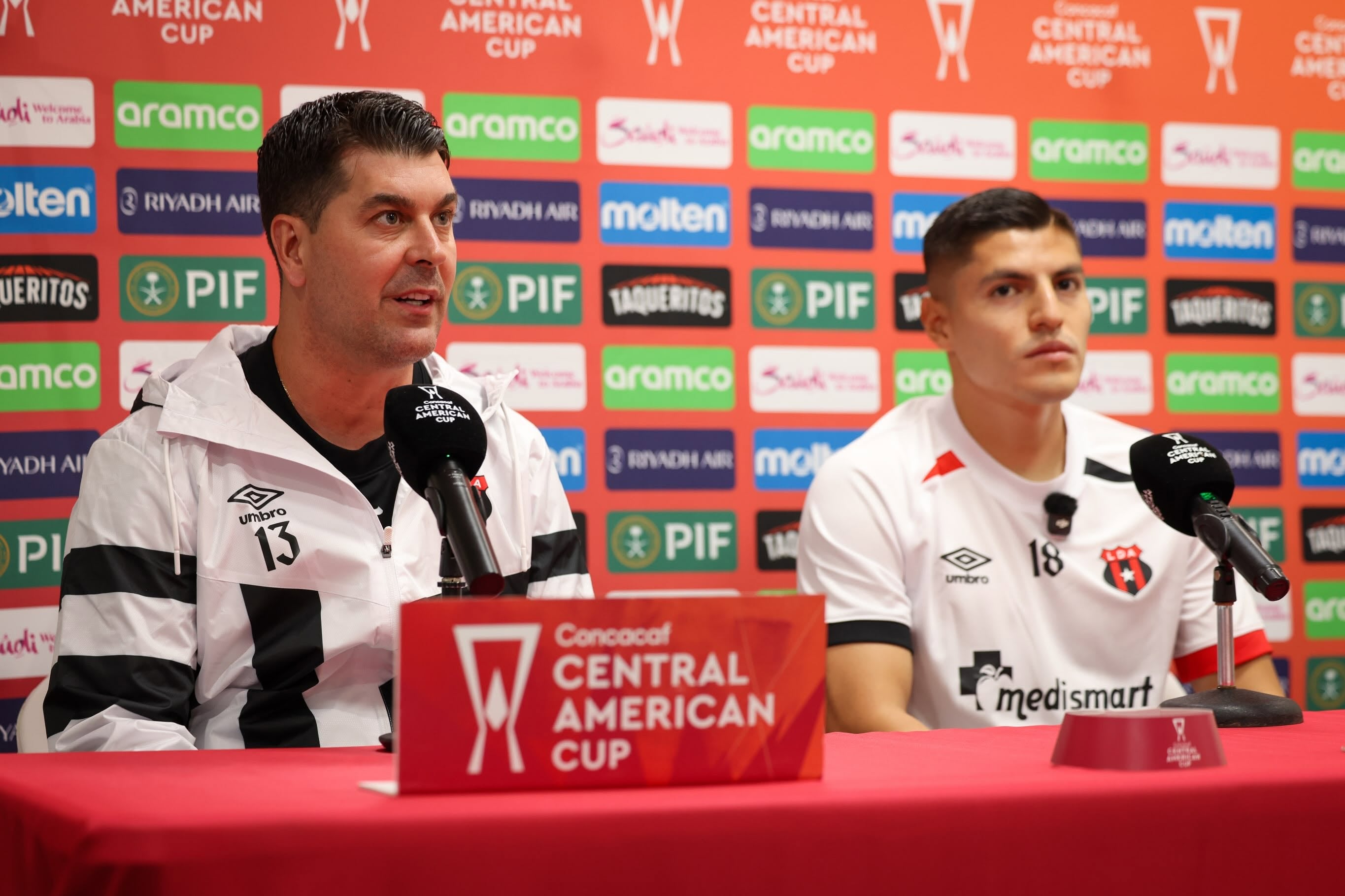 Ismael Rescalvo y Ronaldo Cisneros fueron los encargados de brindar la rueda de prensa de Liga Deportiva Alajuelense antes del partido contra Luis Ángel Firpo en El Salvador.