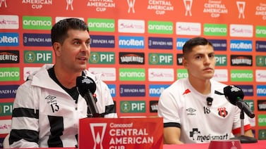 La prensa de El Salvador también tenía preguntas para el técnico de Alajuelense