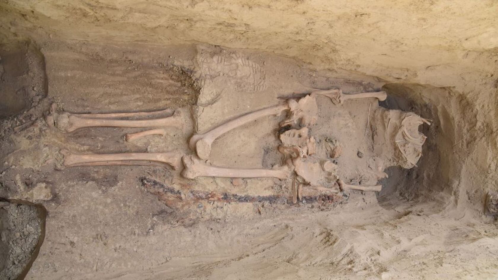 Un guerrero ávaro fue hallado en Hungría con una espada lujosa y objetos únicos que permanecieron intactos pese a un posible saqueo.