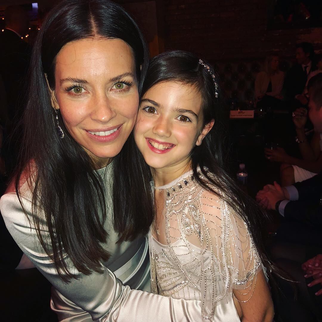 Abby Ryder Fortson (der) fue reemplazada dos veces como Cassie Lang en el UCM. En la fotografía junto a Evangeline Lilly, quien hace el papel de La Avispa.