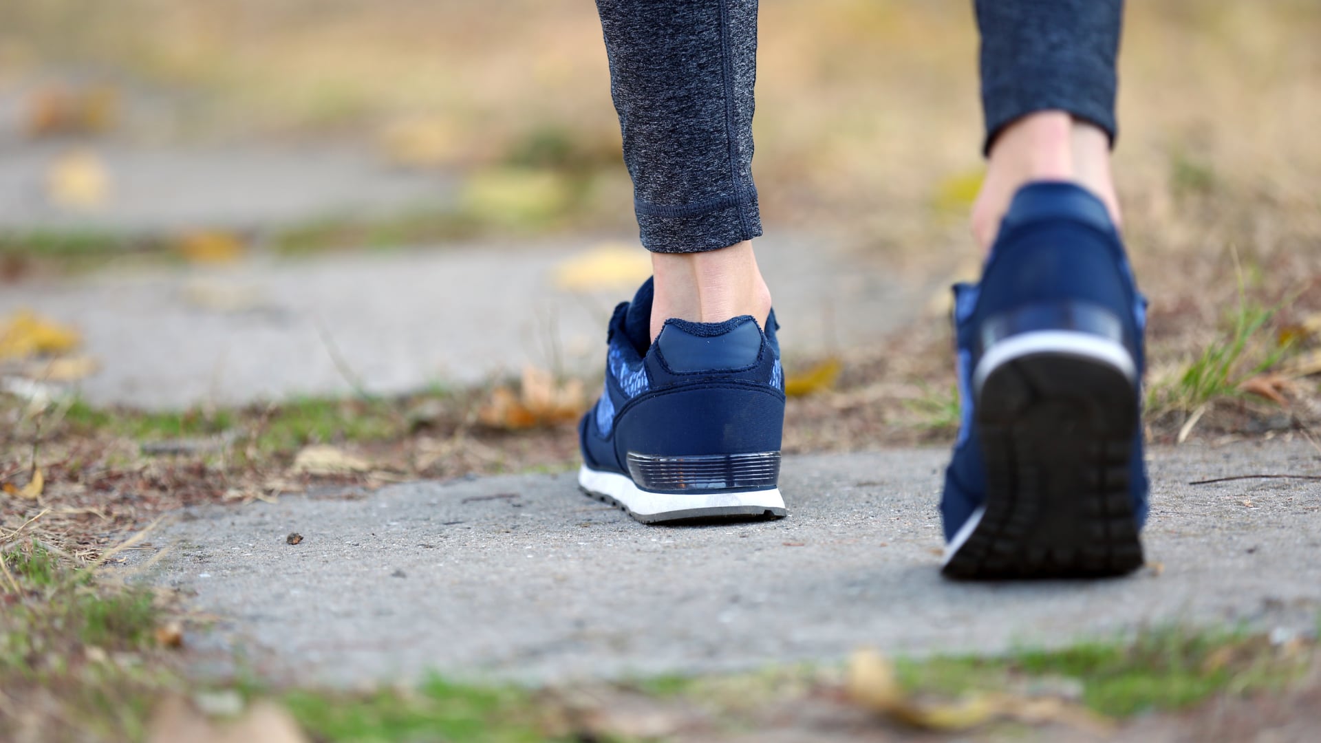 La evidencia científica respalda que caminar 15 minutos a paso rápido o alcanzar 7.000 pasos diarios mejora la salud y disminuye el riesgo de enfermedades graves.