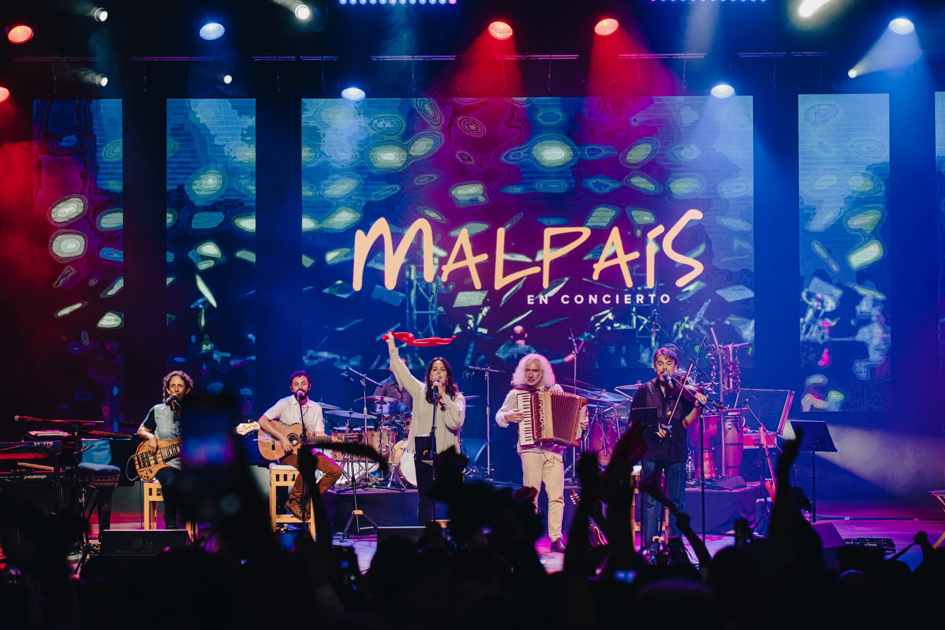 Imágenes de músicos costarricenses de grupos como Malpaís, Los Tenores, oerquesta Lubín Barahona en conciertos.