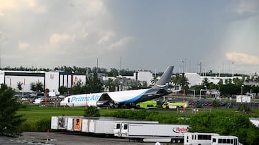 Avión de carga se sale de la pista en Miami e impacta vehículos