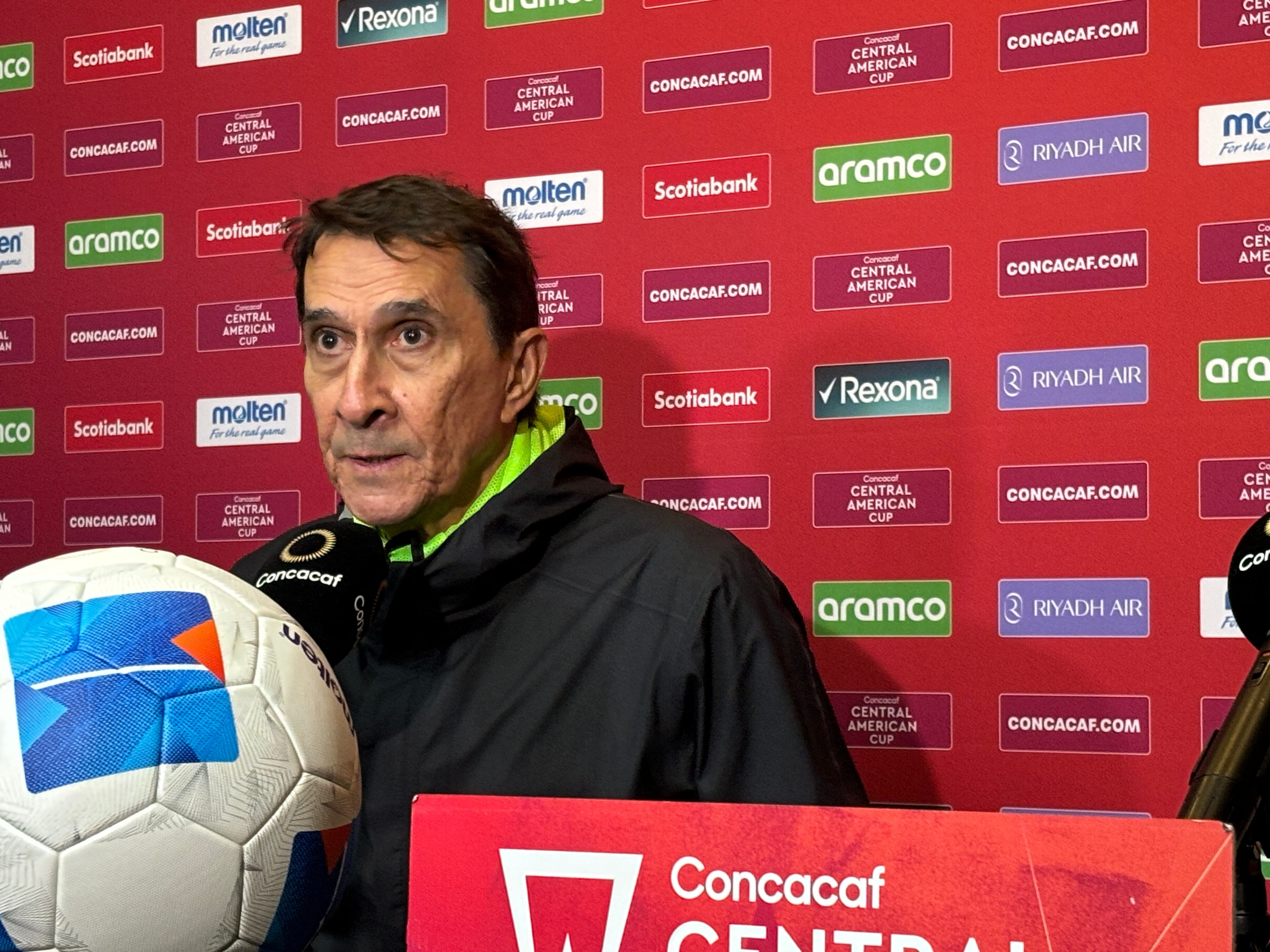 Alexandre Guimaraes atendió a la prensa en el Estadio Cementos Progreso en la víspera del partido entre Comunicaciones y Liga Deportiva Alajuelense.