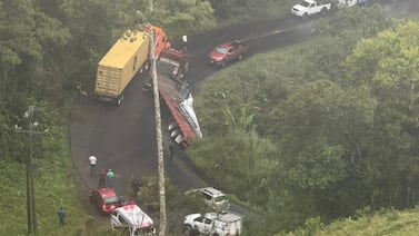 Turrialba cambia rutas y giros para evitar que tráileres terminen dentro de casas