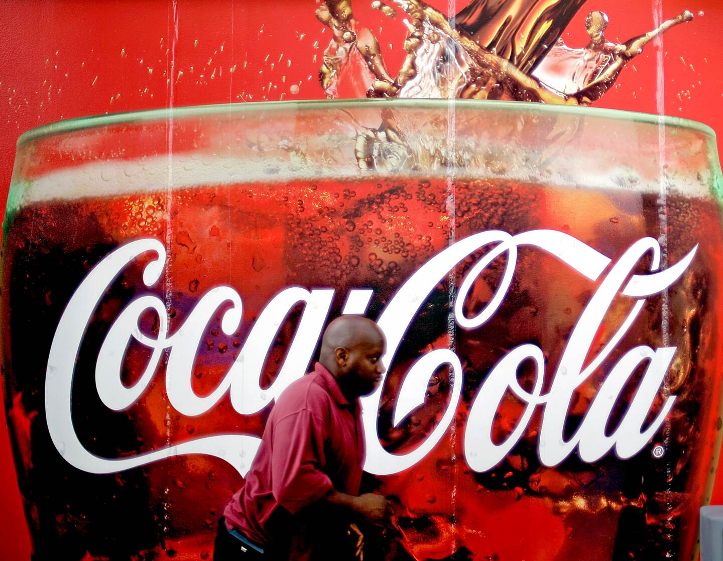 Coca-Cola fabrica las marcas de bebidas Sprite, Powerade y VitaminWater, entre otras. Tiene unos 130.600 empleados en todo el mundo.