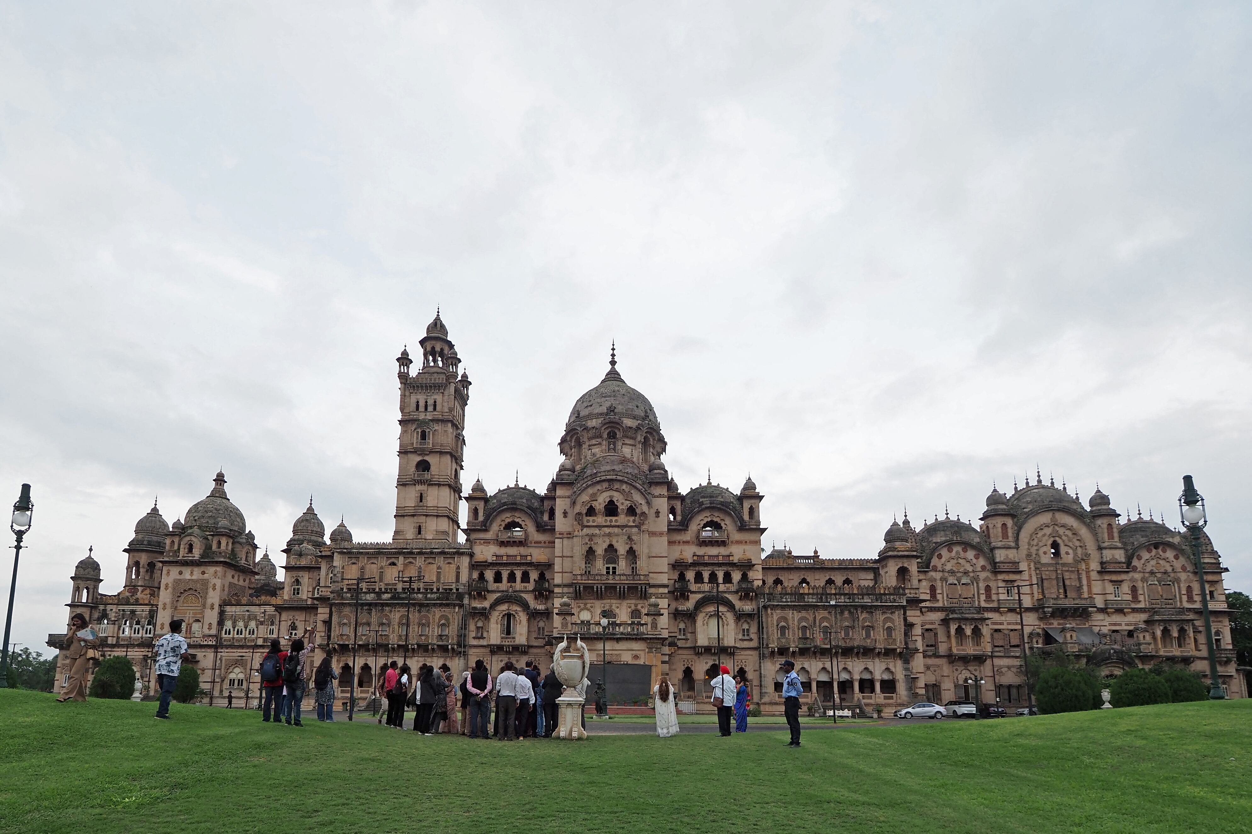 Visitantes se reúnen frente al Palacio Lakshmi Vilas en Vadodara, en el estado de Gujarat, India, el 25 de julio de 2025. (Foto de Sam Panthaky / AFP)