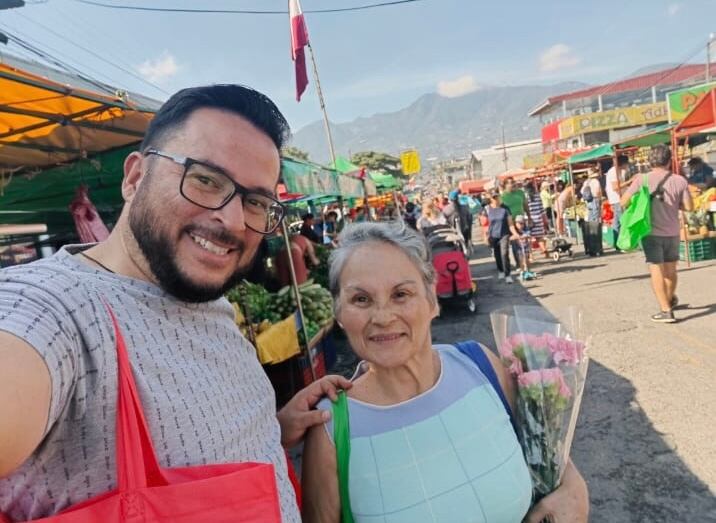 Retrato de Gustavo Calderón y de su madre Emilce Mora