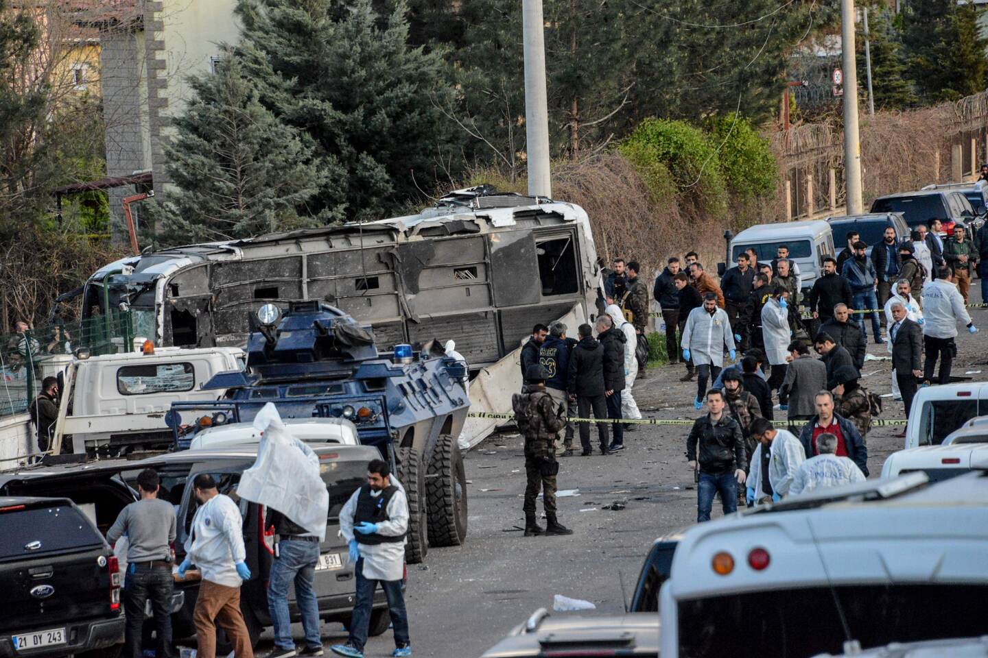 El ataque se produjo en vísperas de una visita del primer ministro Ahmet Davutoglu a la ciudad de Diyarbakir, de mayoría kurda.