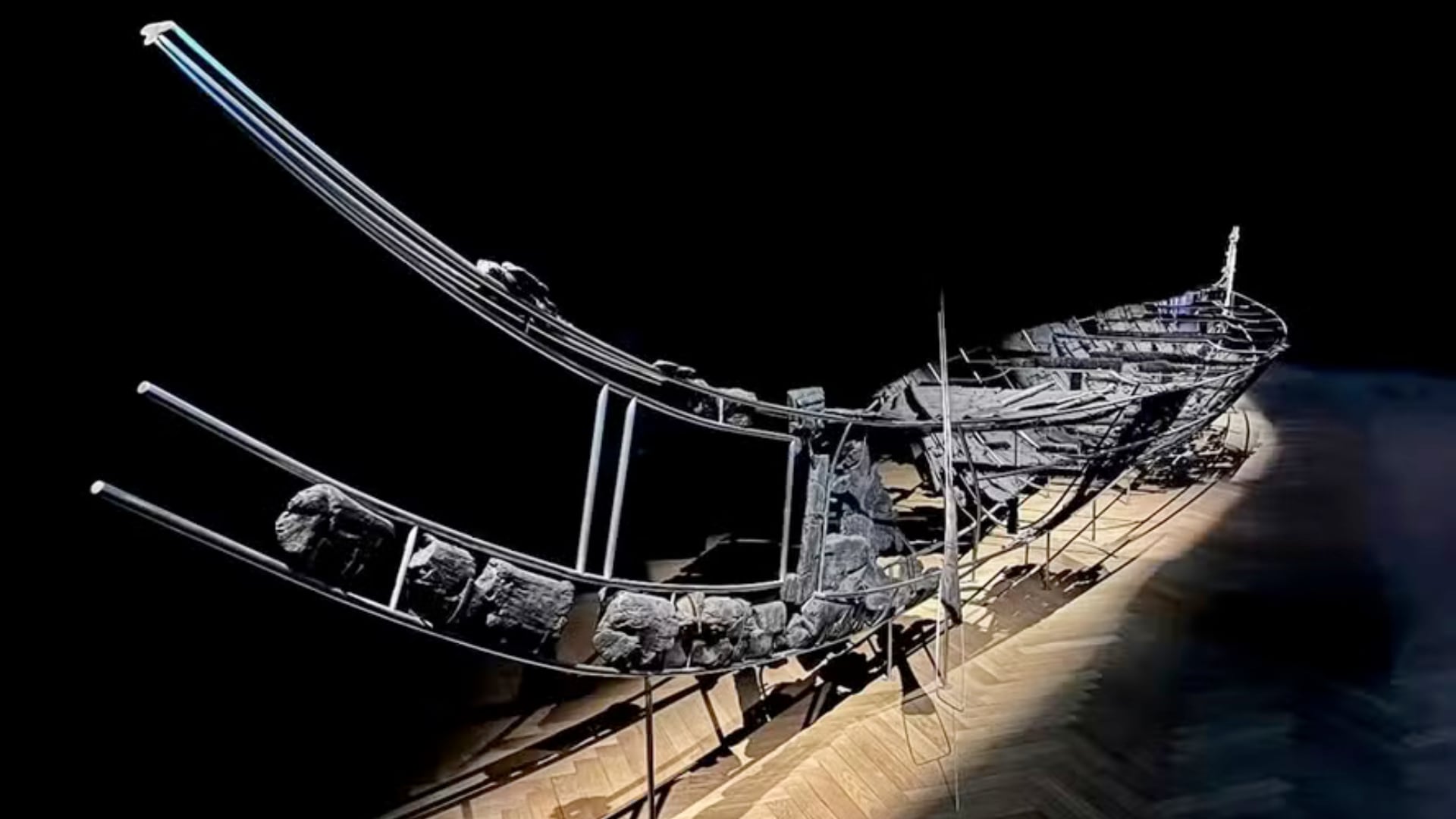 Análisis del barco Hjortspring reveló viaje extenso, origen distante y un rastro humano único que evidenció una acción planificada.