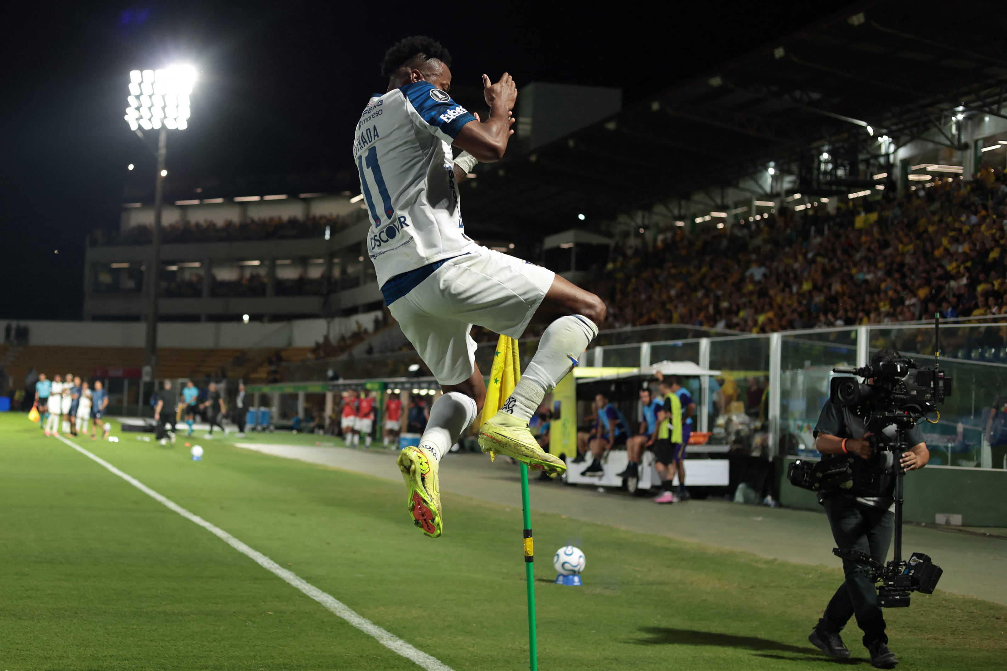 El jugador de la Liga de Quito Michael Estrada celebra una anotación ante el equipo brasileño Mirassol por la Copa Libertadores.