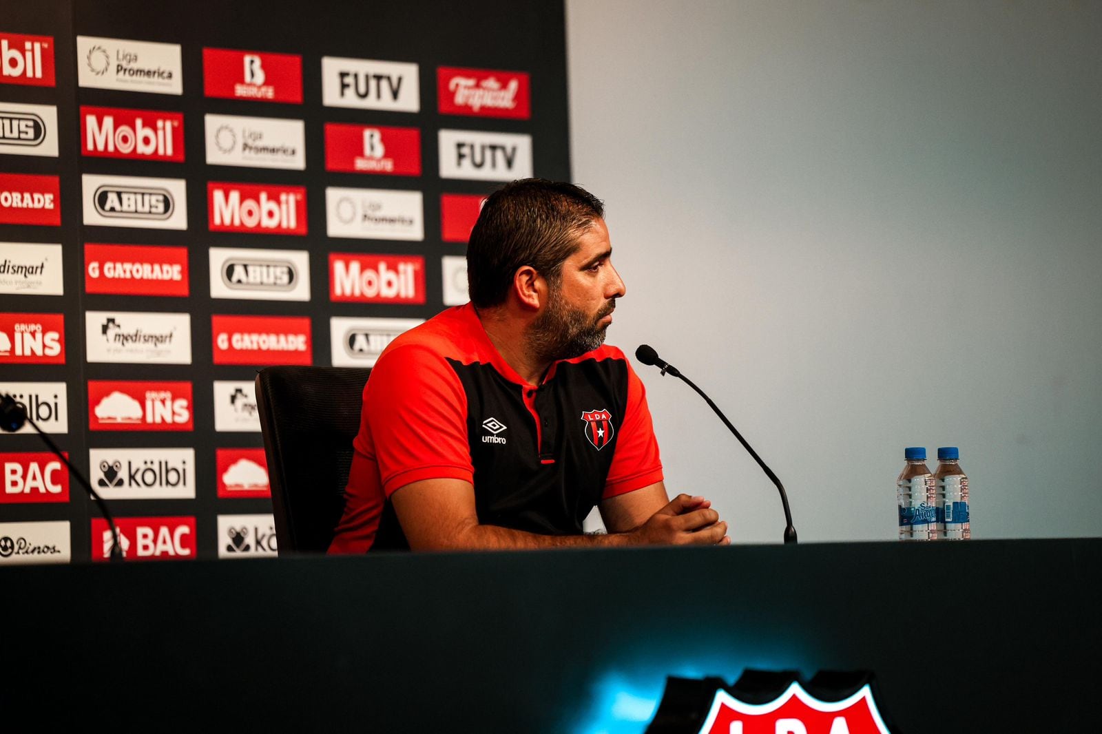 Carlos Vela conoce desde hace tiempo a Ismael Rescalvo, el nuevo técnico de Alajuelense.