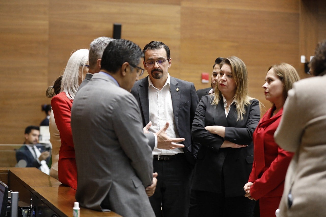 Actividad de los diputados durante la sesión del plenario de la Asamblea Legislativa.