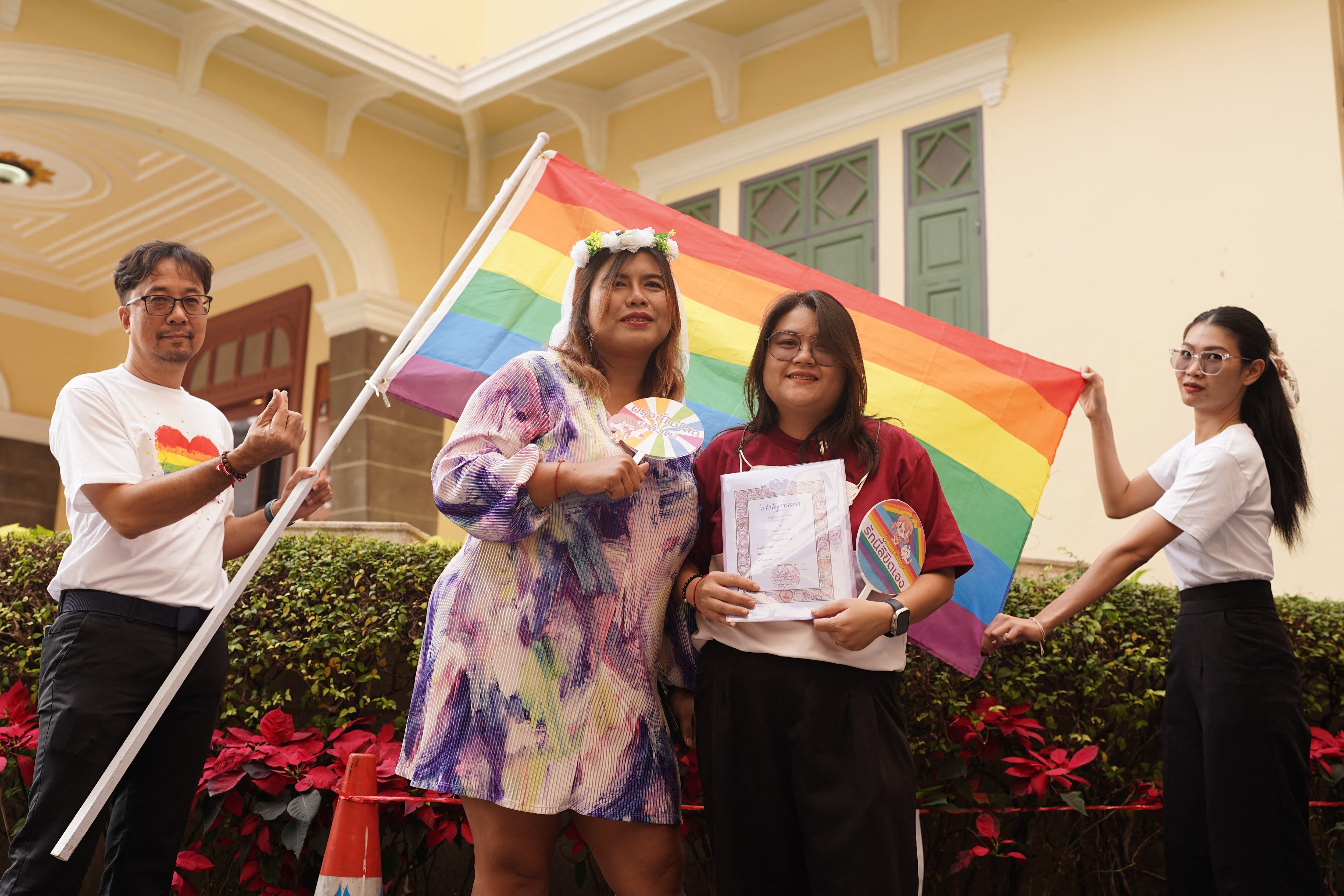 Chayapa "June" Rattanakewil y Thitapat "Pang" Chainarongwir posan después de registrar su matrimonio igualitario en Bangkok, el 23 de enero de 2025. Tailandia oficializó la ley de matrimonio entre personas del mismo sexo, marcando un hito en el sudeste asiático. (Foto de Chanakarn Laosarakham / AFP)