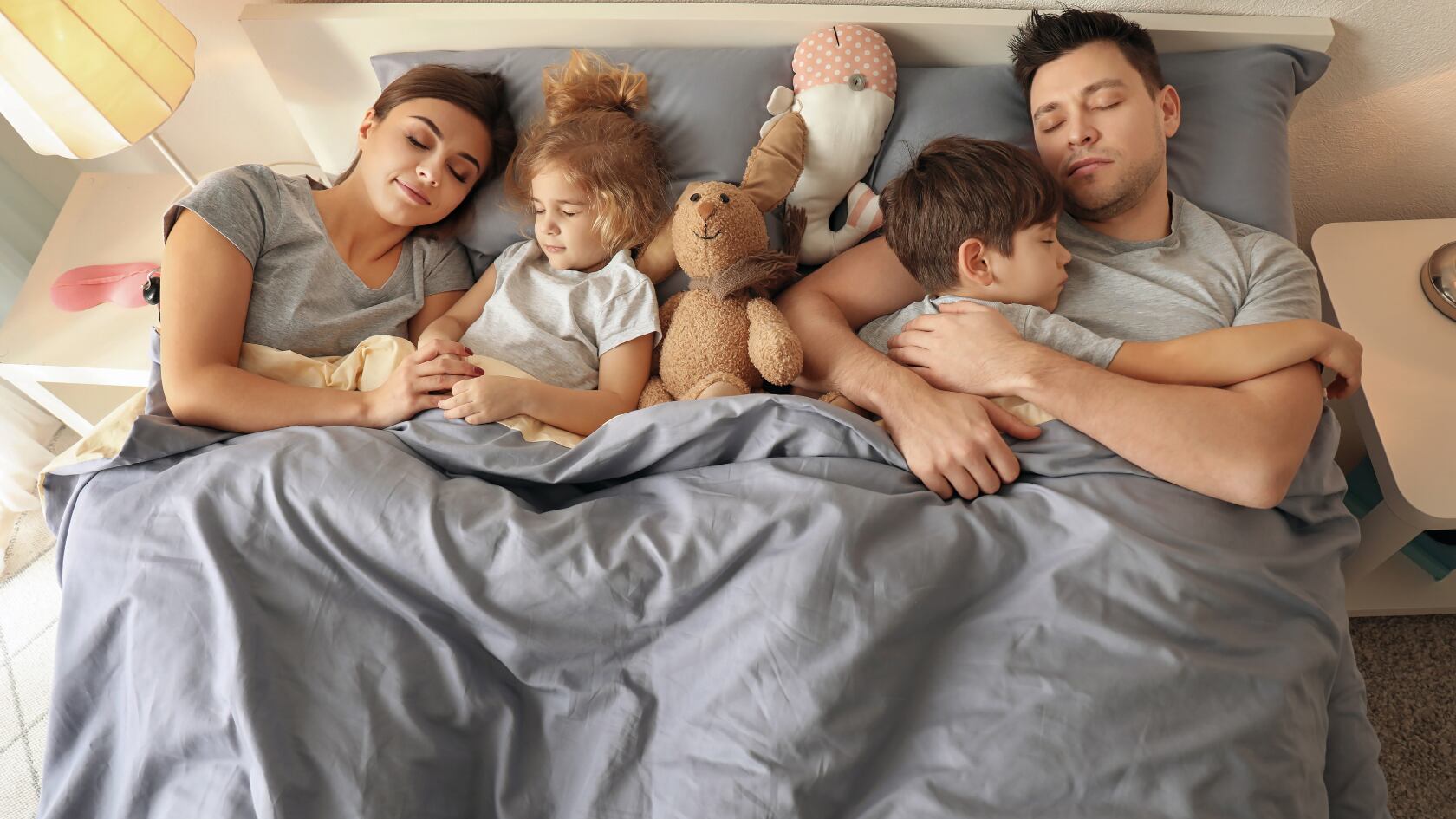 Bilbao explica por qué los niños necesitan compañía al dormir y cómo esto mejora su desarrollo y descanso.