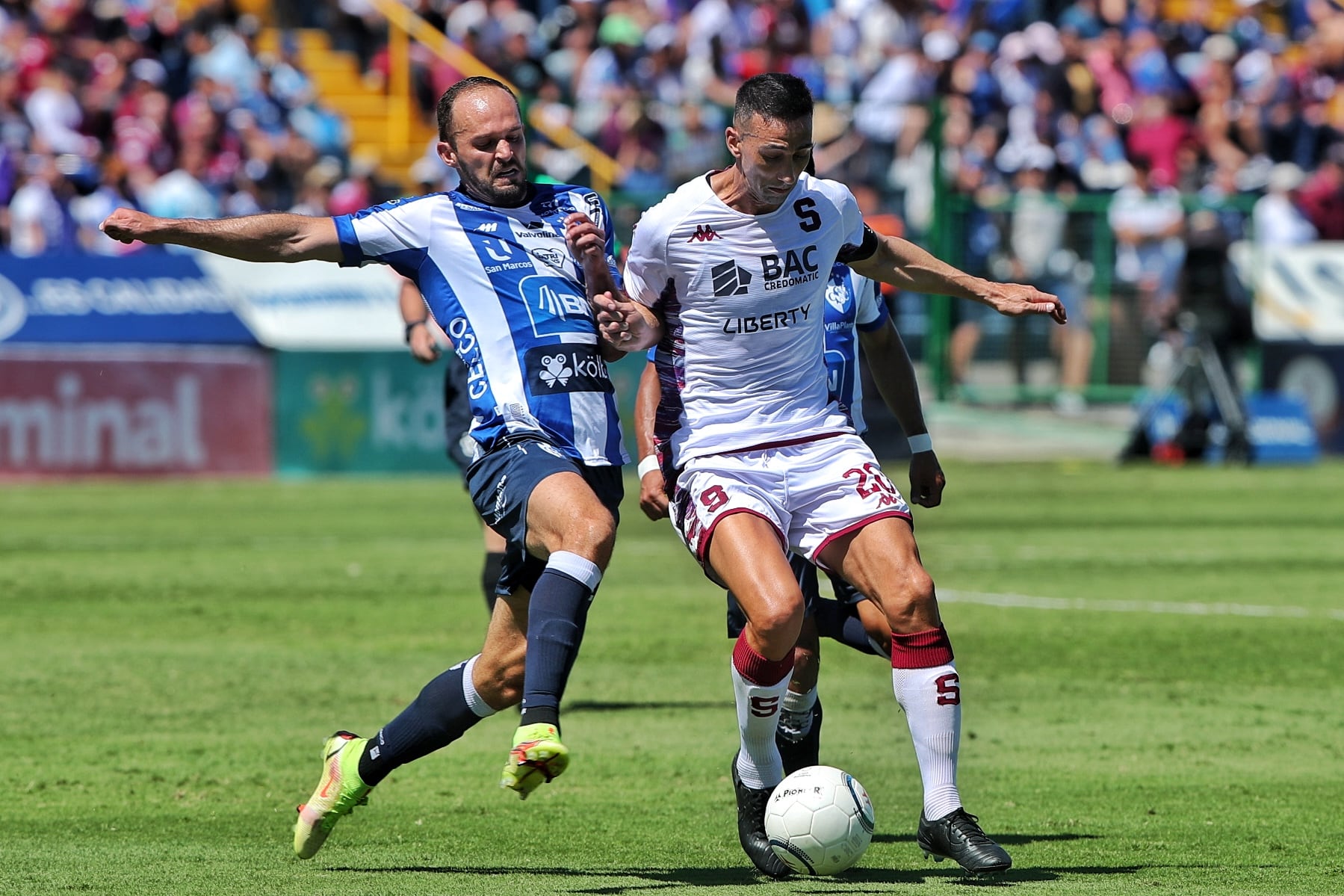 30/11/2023/ Juego entre el Club Sport Cartaginés vs Deportivo Saprissa por la semifinal del torneo Apertura de la Liga Promerica en el estadio Fello Meza / Foto John Durán