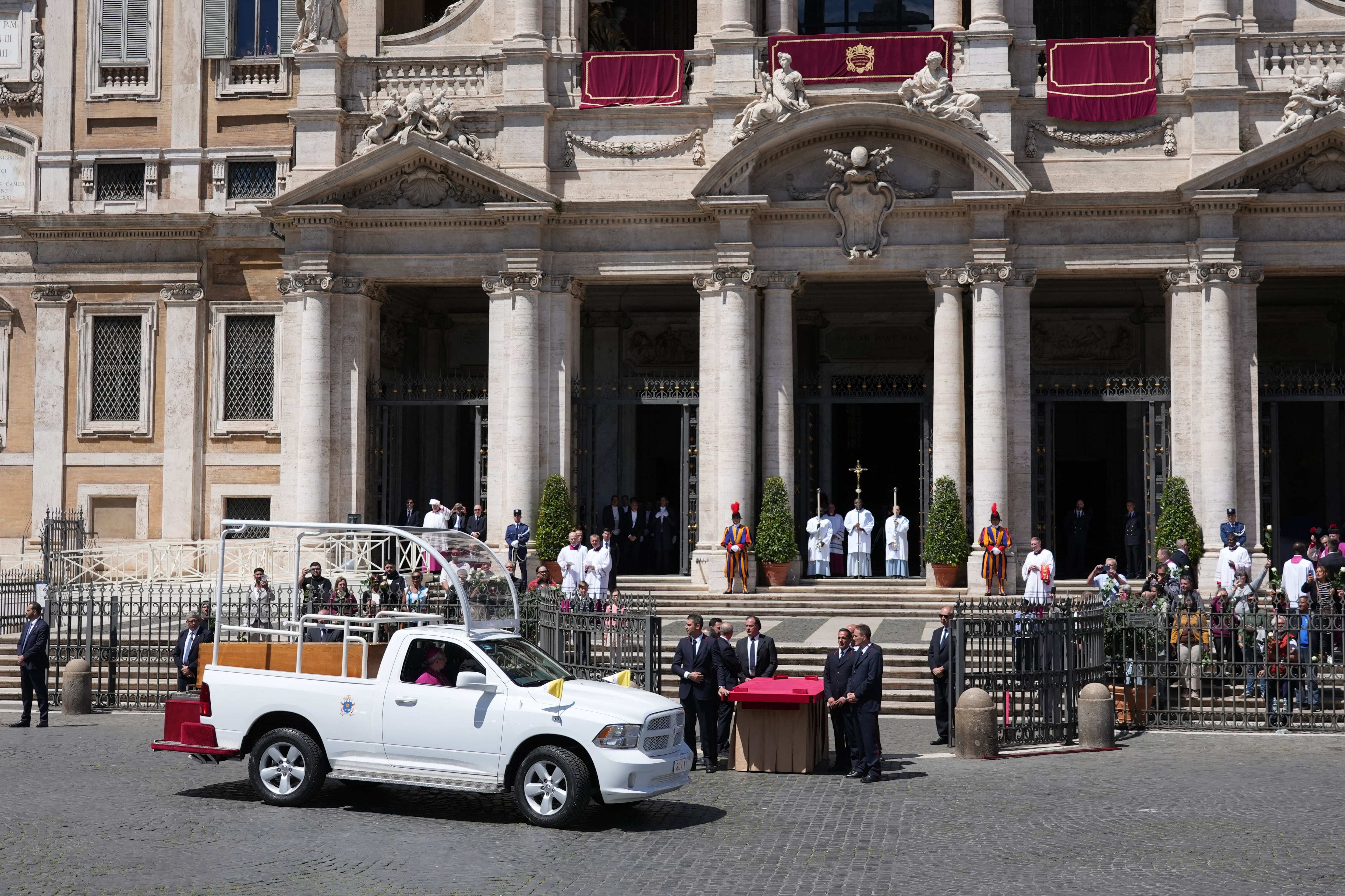 El ataúd del difunto Papa Francisco, trasladado desde la Basílica de San Pedro a su llegada a la Basílica de Santa María la Mayor. Fotografía: