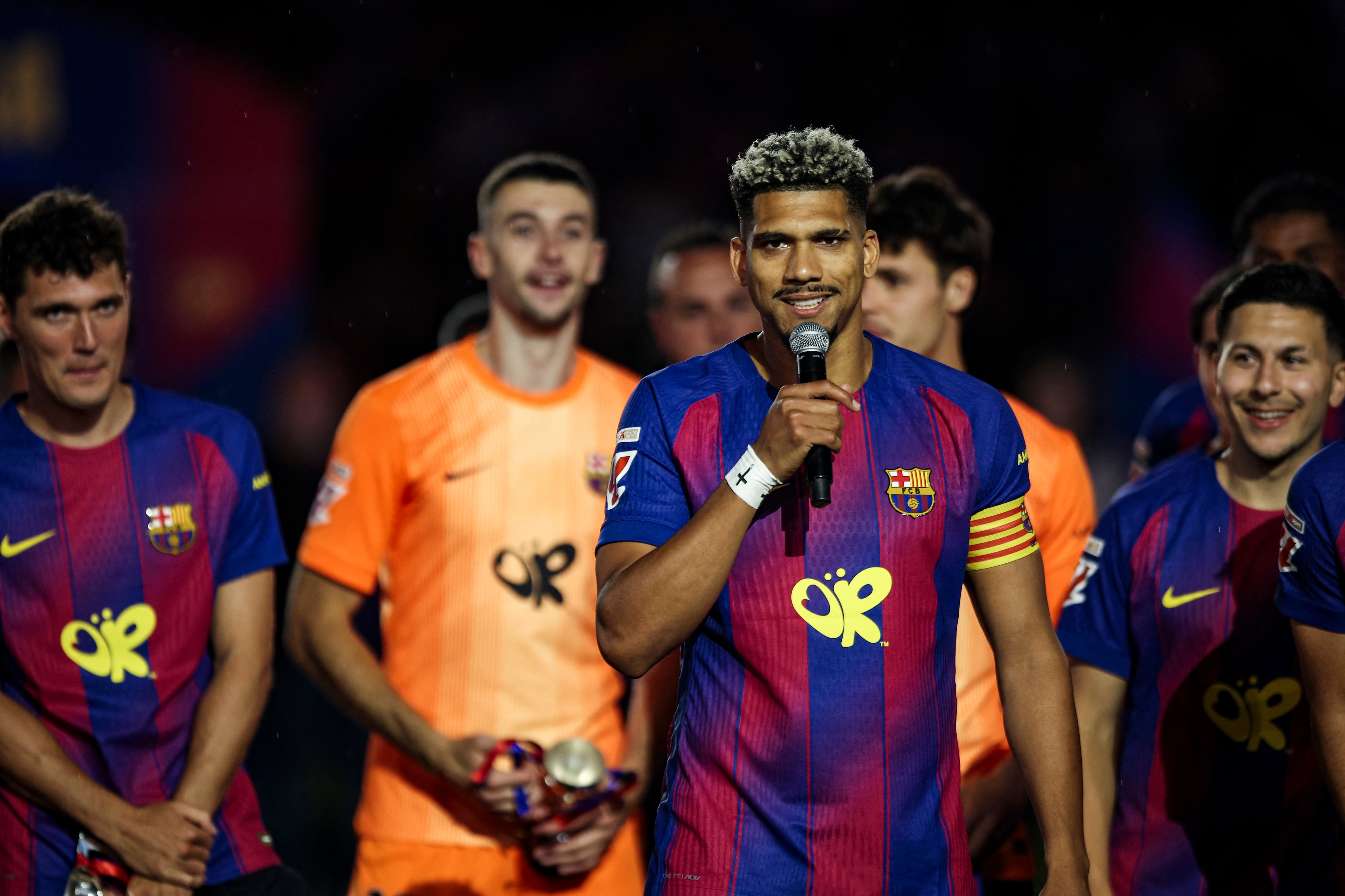 Ronald Araujo, del Barcelona, tomó el micrófono tras la victoria ante el Real Madrid que les dio el título de la La Liga Española la temporada pasada.