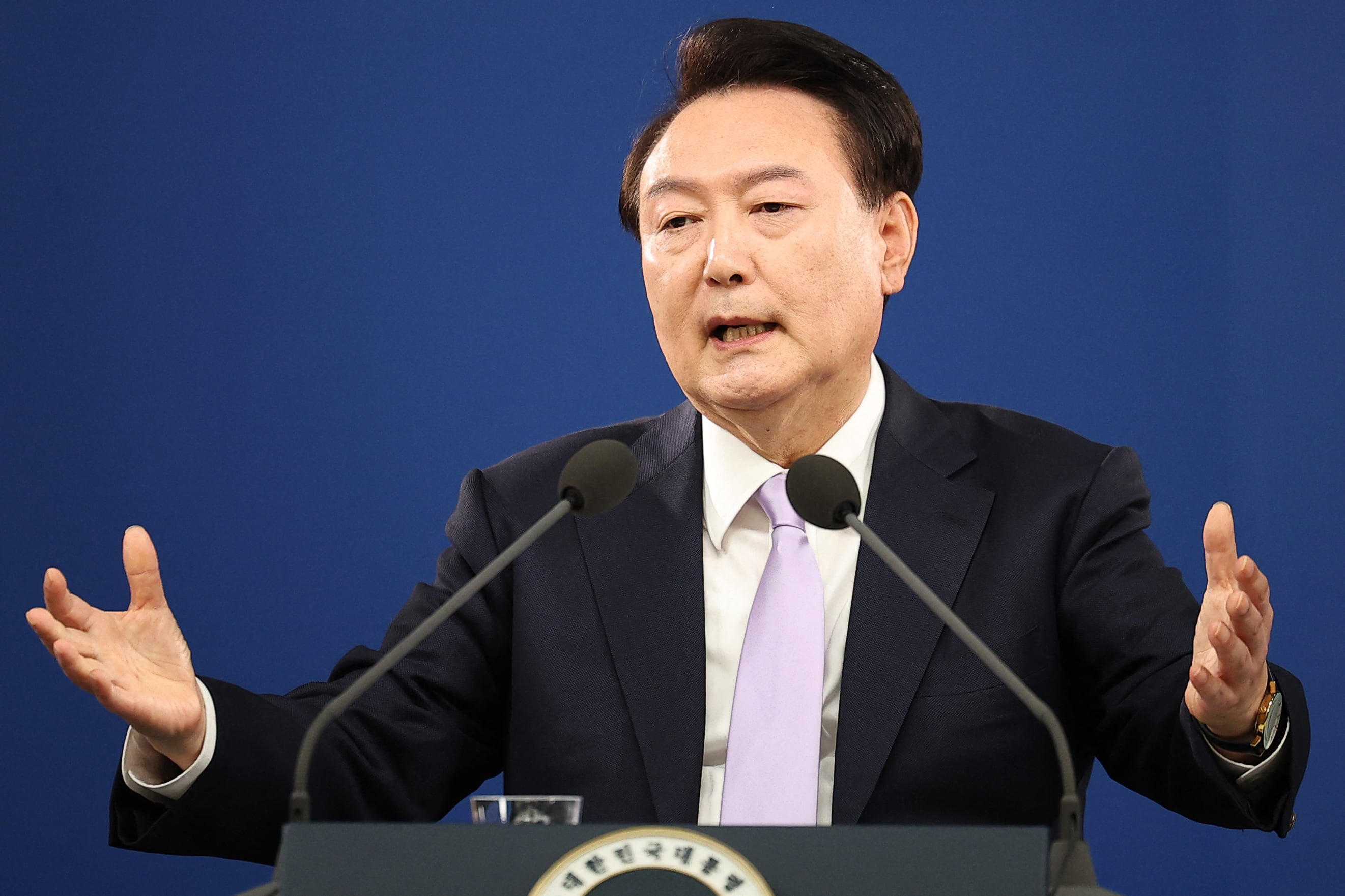 El expresidente de Corea del Sur, Yoon Suk Yeol, durante una conferencia de prensa tras declarar la ley marcial.