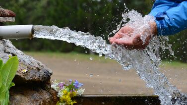 El gobierno cambió las reglas sobre la presencia de plaguicidas en el agua potable. Antes se cerraba la llave. Ahora…