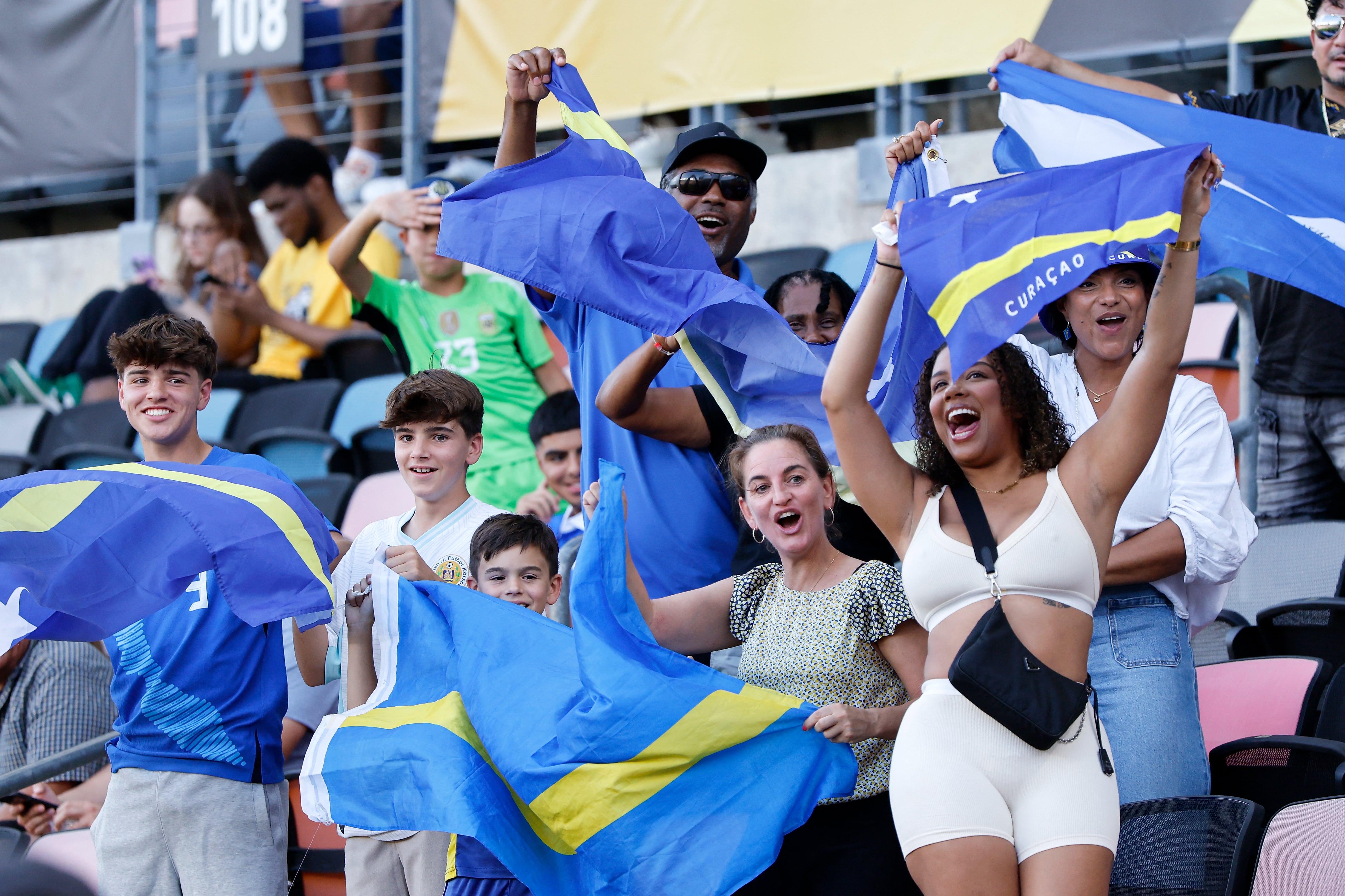 Aficionados de Curazao festejan durante el partido ante Canadá por la Copa Oro, en el Shell Energy Stadium de Houston este 21 de junio.