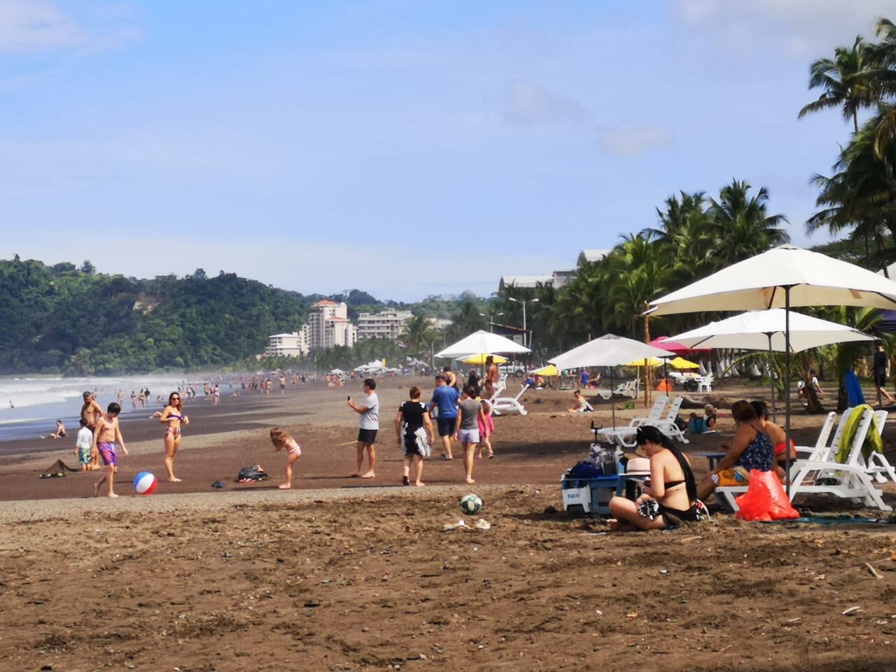 Turistas aprovechan el fin de semana largo del 25 de julio para visitar playa Jacó, en Garabito, Puntarenas. Foto: cortesía de Jorge Castillo.