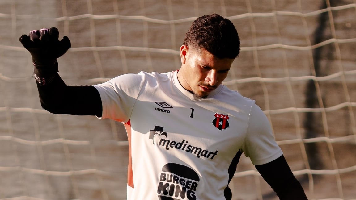 Bayron Mora sería el encargado de defender el marco de Liga Deportiva Alajuelense contra Liberia, en el arranque del Torneo de Clausura 2026.