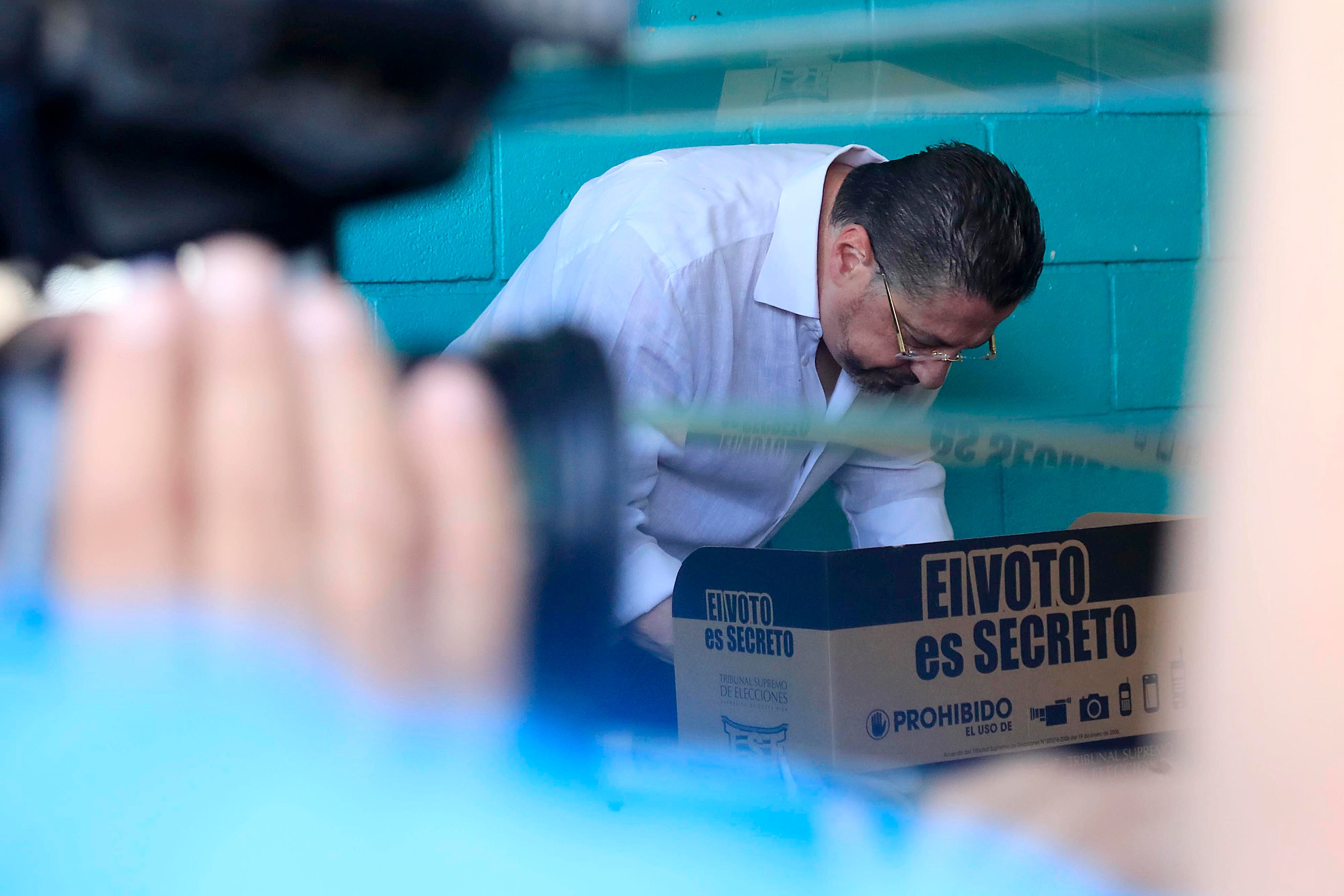 04/02/2024 Escuela Santa Mónica, El Encanto, Calle Blancos. Este domingo, se celebran las elecciones municipales para elegir 6.212 puestos en 84 cantones. Alcaldes, vicealcaldes, regidores y síndicos, entre otros, llegarán al poder en los comicios municipales. A las 12:00 m.d. ejerció su derecho al voto el presidente de la Repúblcia, Rodrigo Chaves.