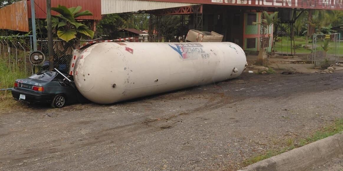 Vuelco de un camión cisterna sobre vehículo en Limón.