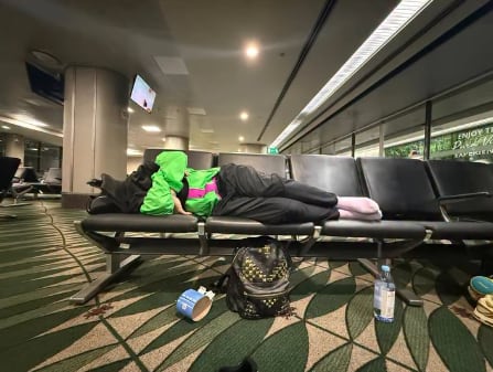 De La Guetto mostró imágenes de cómo pasaron la noche en el aeropuerto.