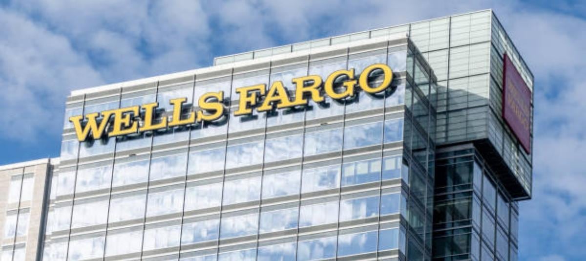 China impide la salida de un funcionario estadounidense y lo investiga por temas de seguridad. Wells Fargo suspende viajes al país asiático.