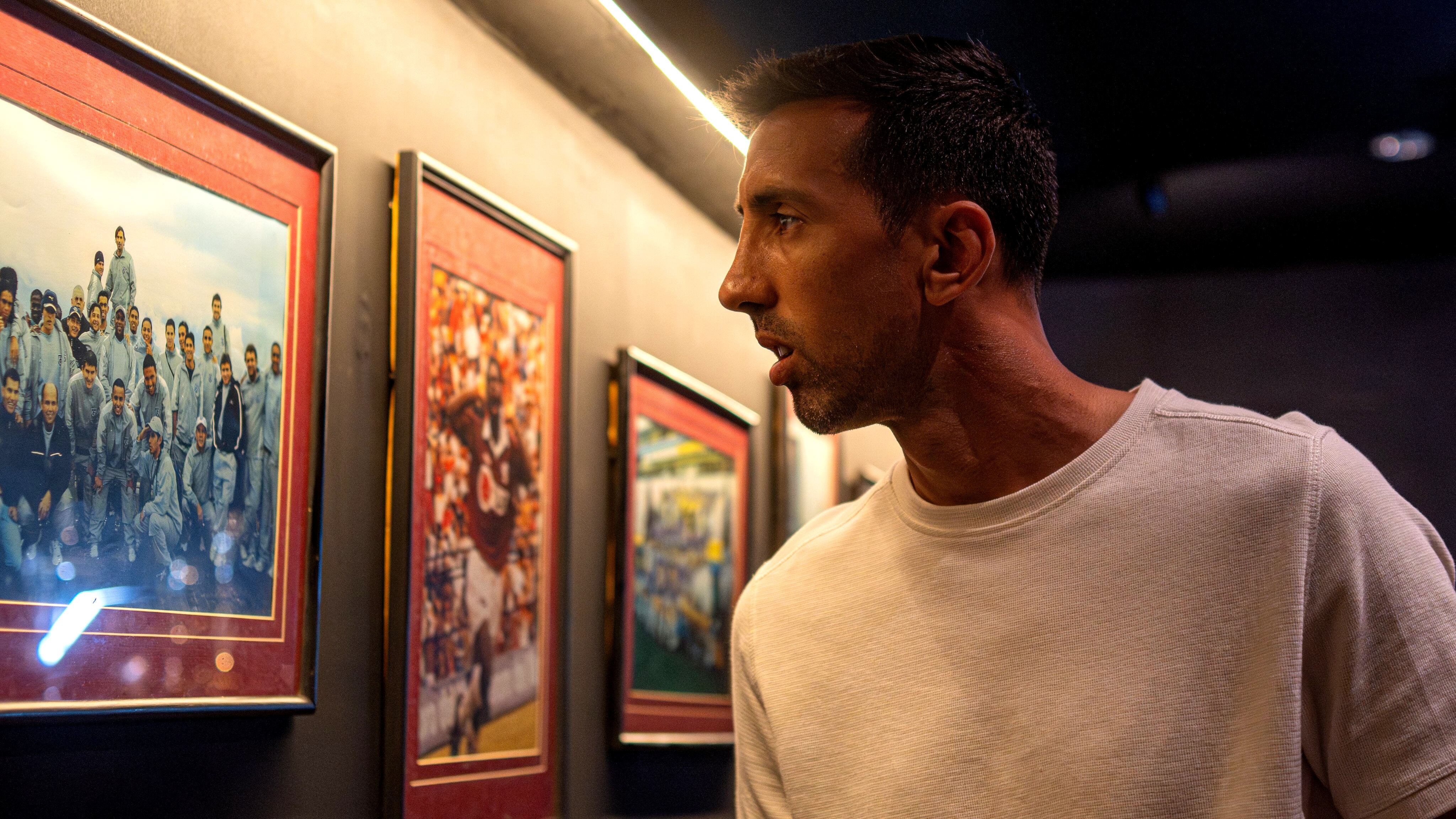 Mariano Torres en la sala de trofeos del Deportivo Saprissa