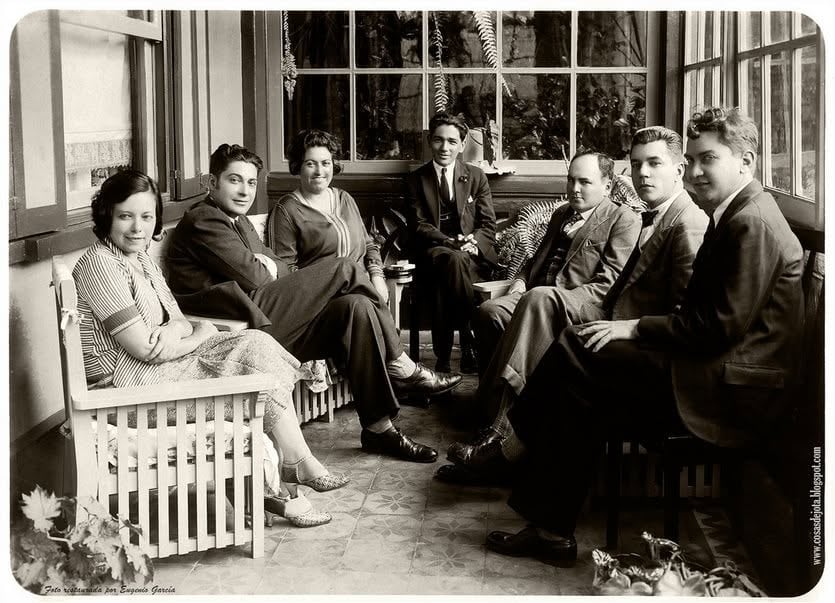 Gabriela Mistral y Palma Guillén, su secretaria, con miembros de la intelectualidad costarricense. Foto restaurada por Eugenio García.