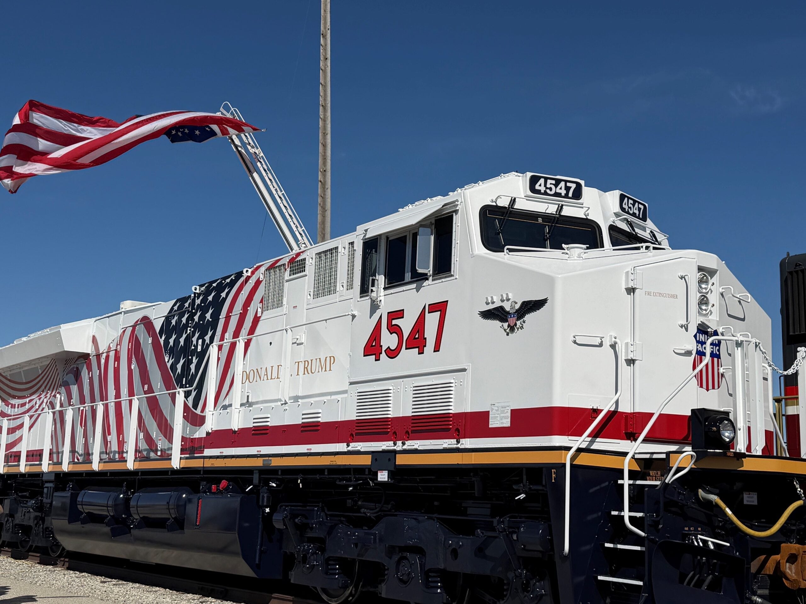 Este es el tren que lleva los números del mandatario Donald Trump como presidente de Estados Unidos.