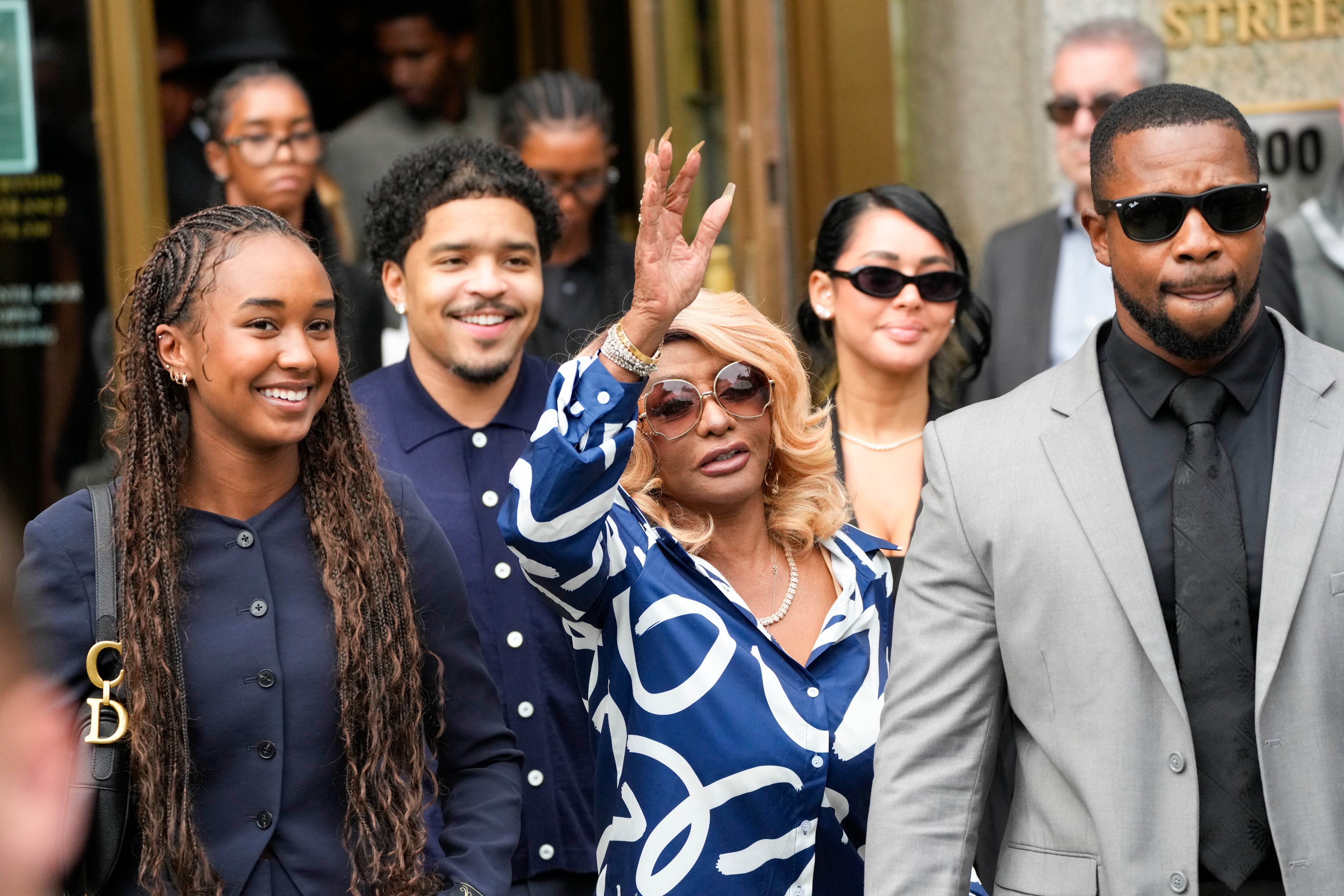 Janice Combs y sus familiares reaccionan al salir de la corte federal tras el anuncio de los veredictos durante el juicio de Sean Combs por tráfico sexual y crimen organizado en la Corte Federal de Manhattan.